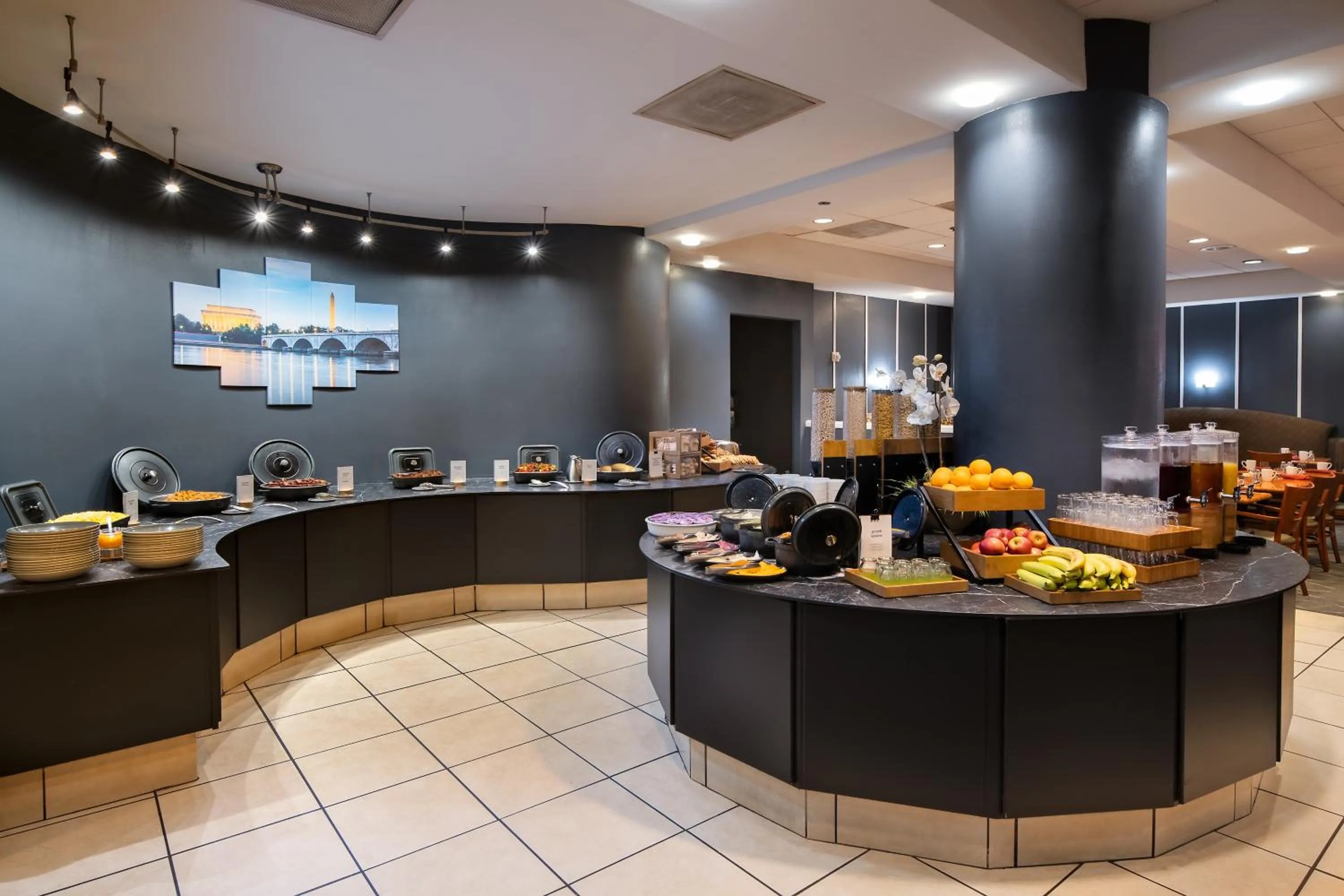 Restaurant/places to eat in DoubleTree by Hilton Washington DC – Crystal City