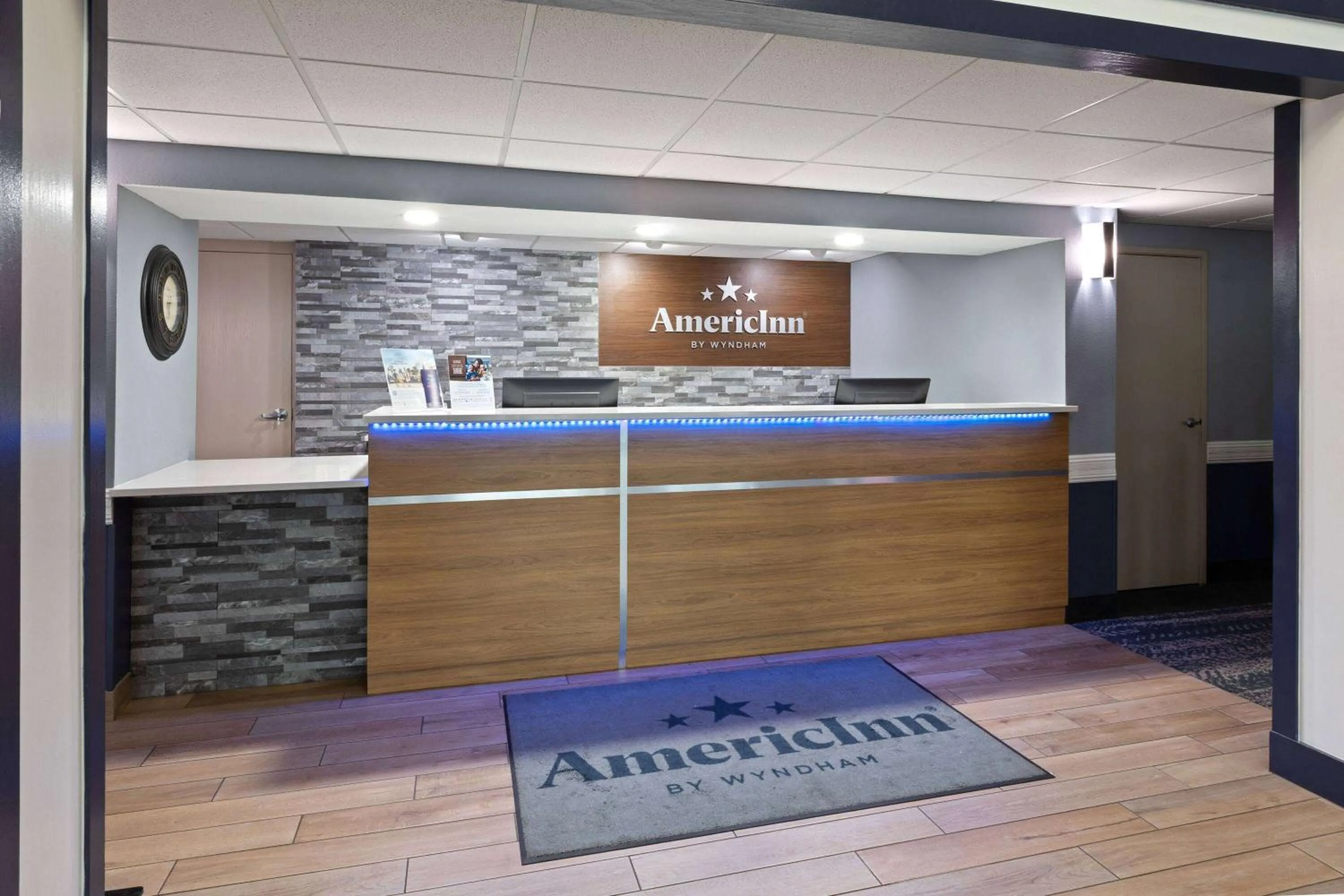 Lobby or reception in AmericInn by Wyndham North Branch