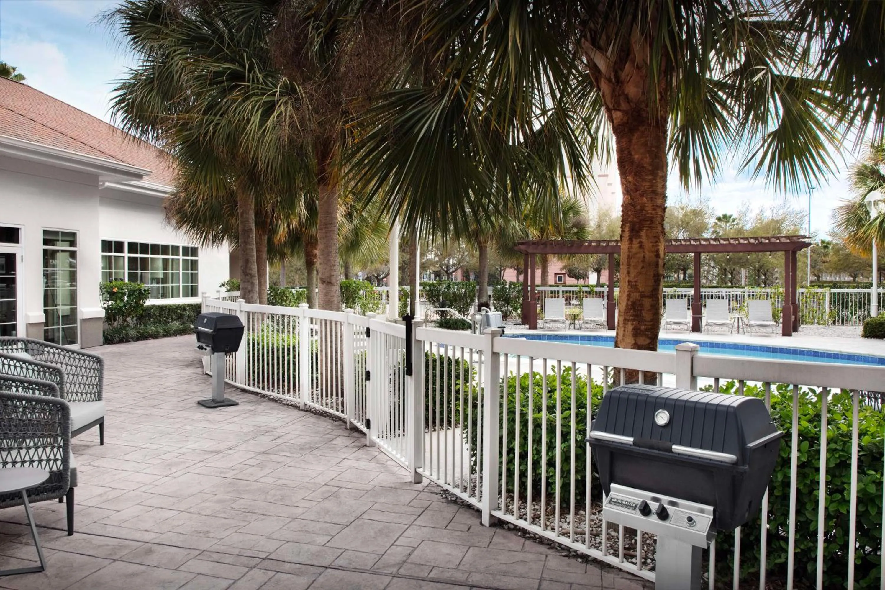 Dining area in Homewood Suites by Hilton Orlando Airport