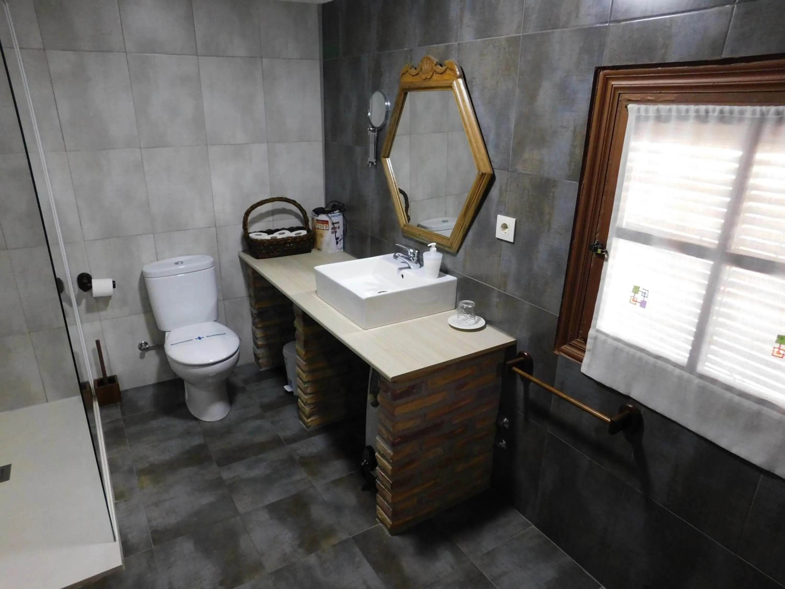 Toilet in Agroturismo "La Bardena Blanca II"