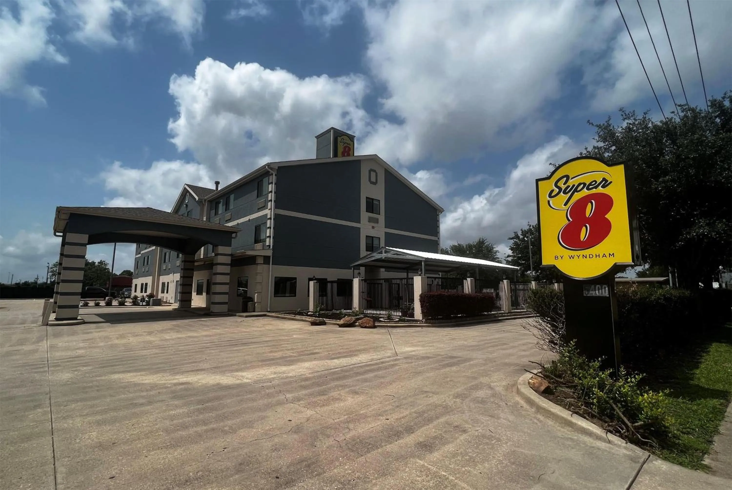 Property building in Super 8 by Wyndham Pasadena