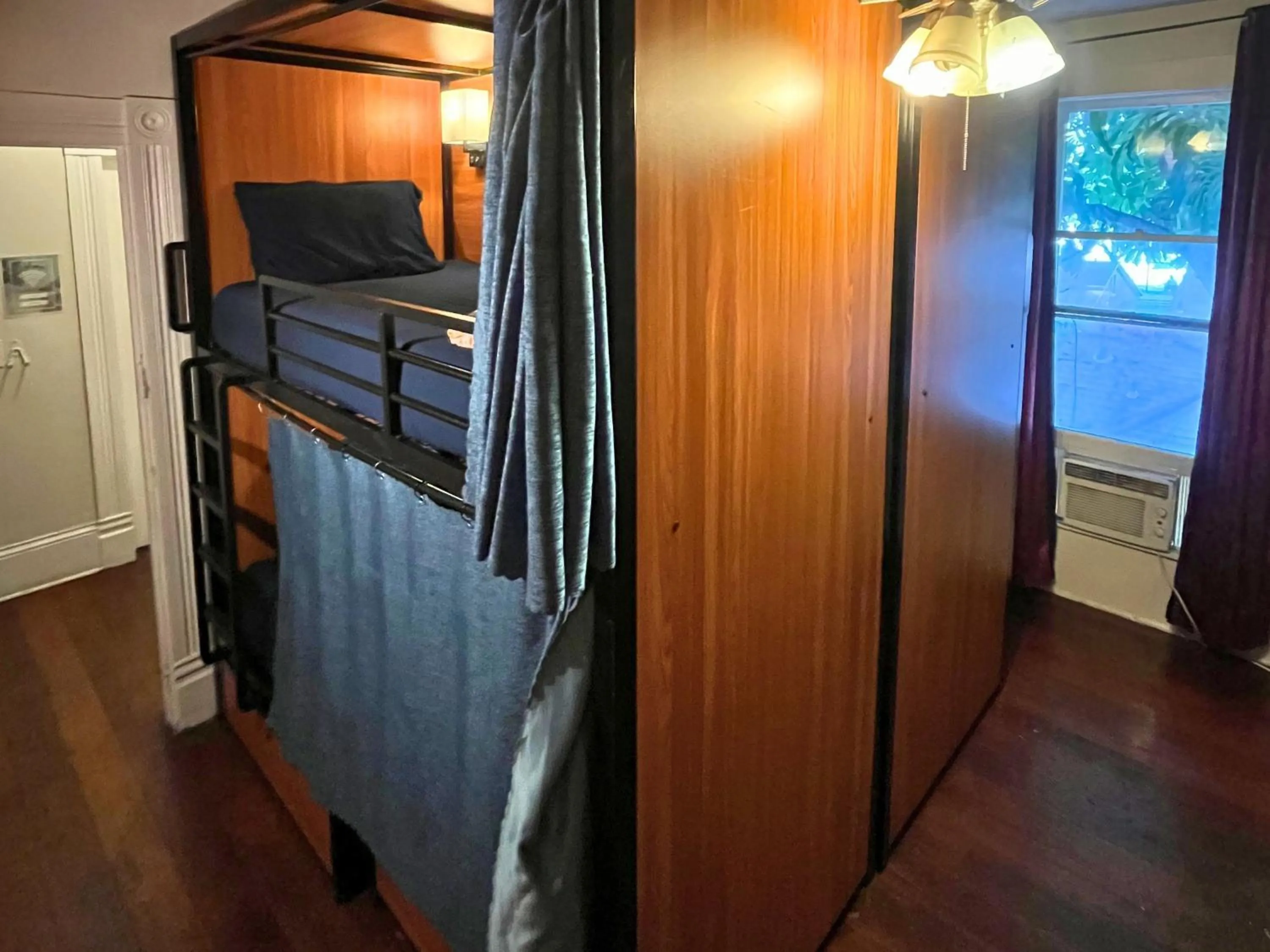 Bedroom, Bed in International Travelers House Hostel - Downtown San Diego Little Italy