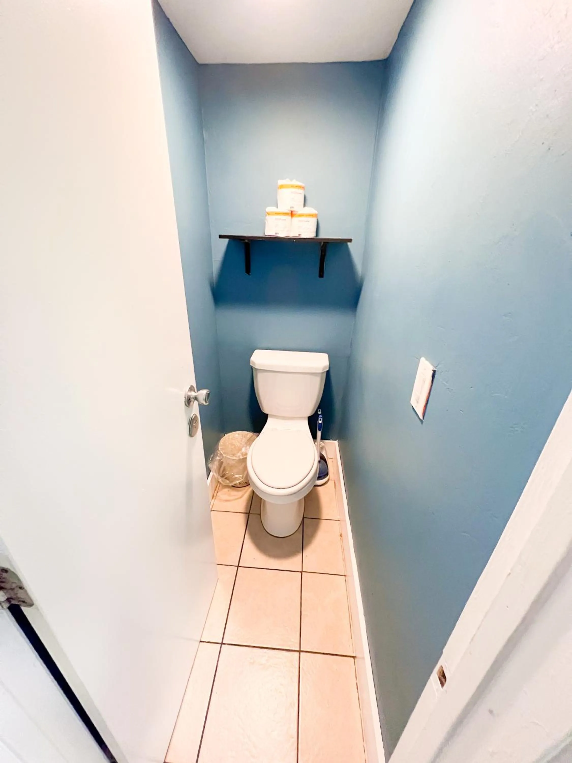 Bathroom in International Travelers House Hostel - Downtown San Diego Little Italy