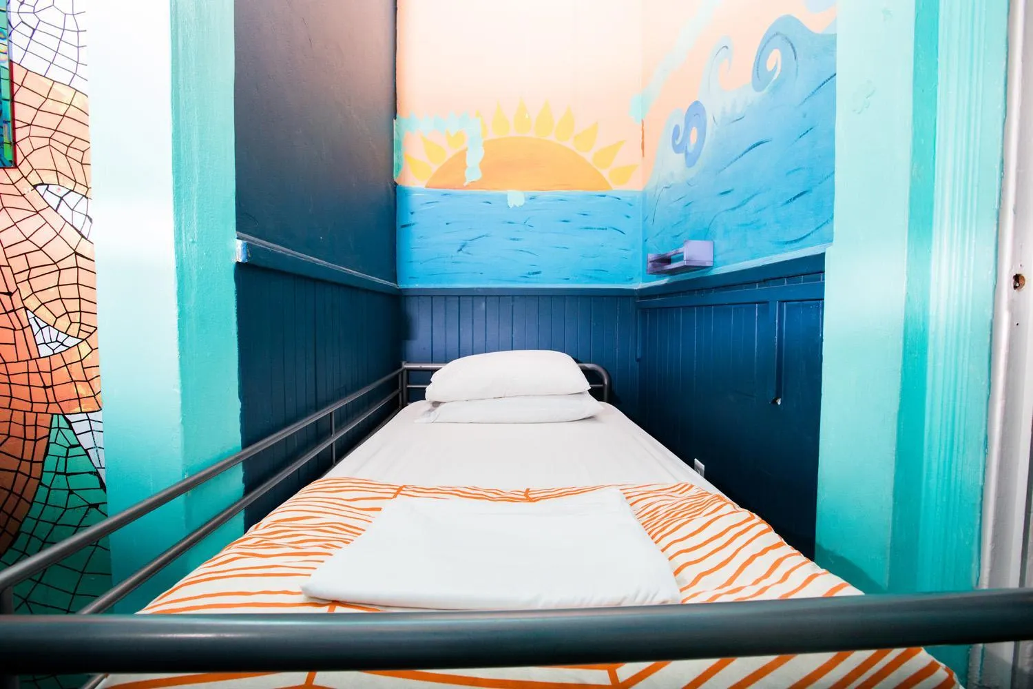 Bedroom, Bed in International Travelers House Hostel - Downtown San Diego Little Italy