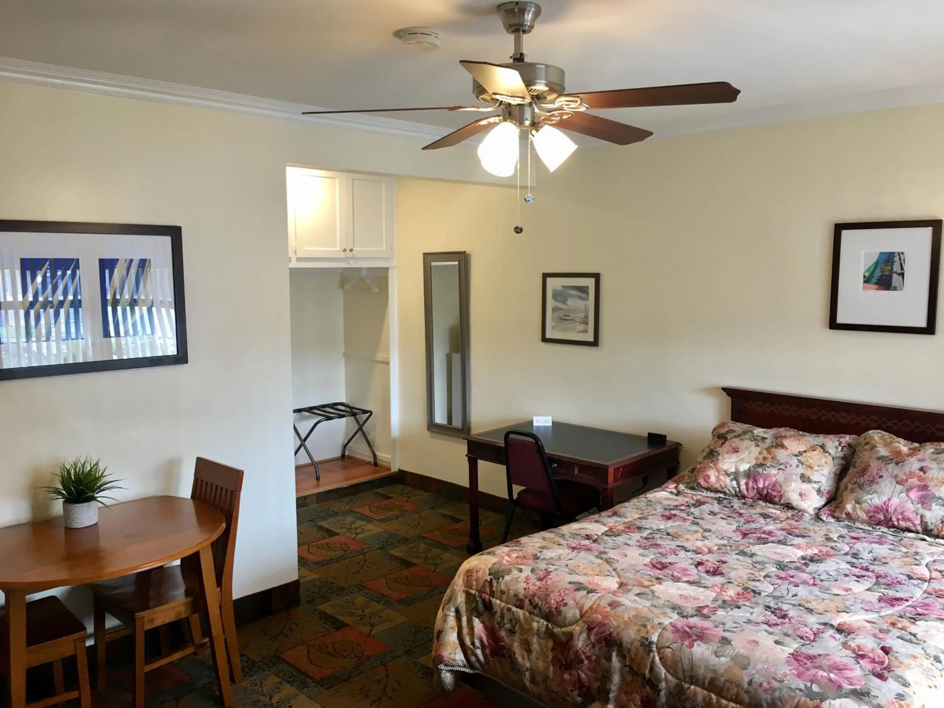 Bed in Los Feliz Hotel