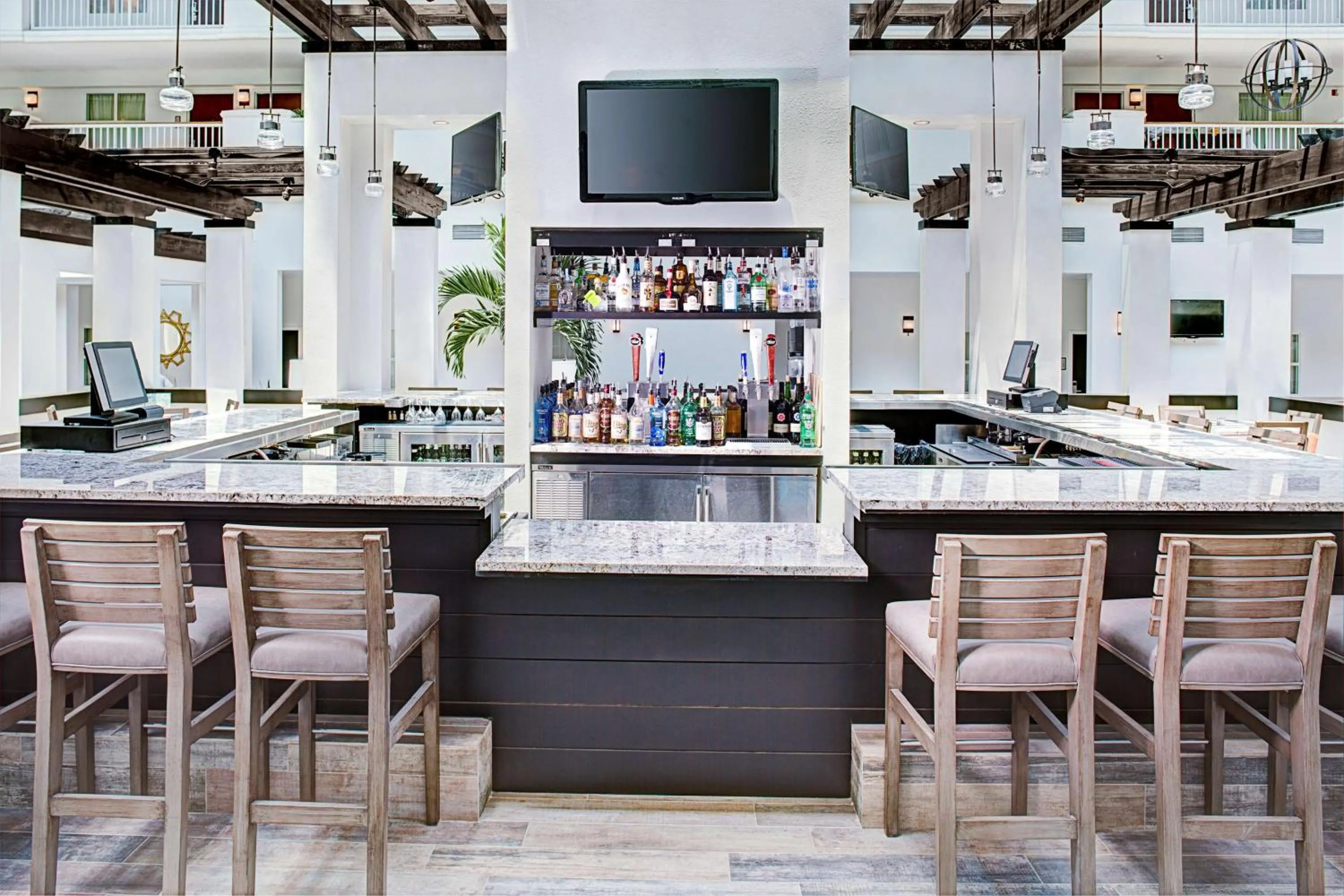 Lounge or bar in Embassy Suites by Hilton Destin Miramar Beach