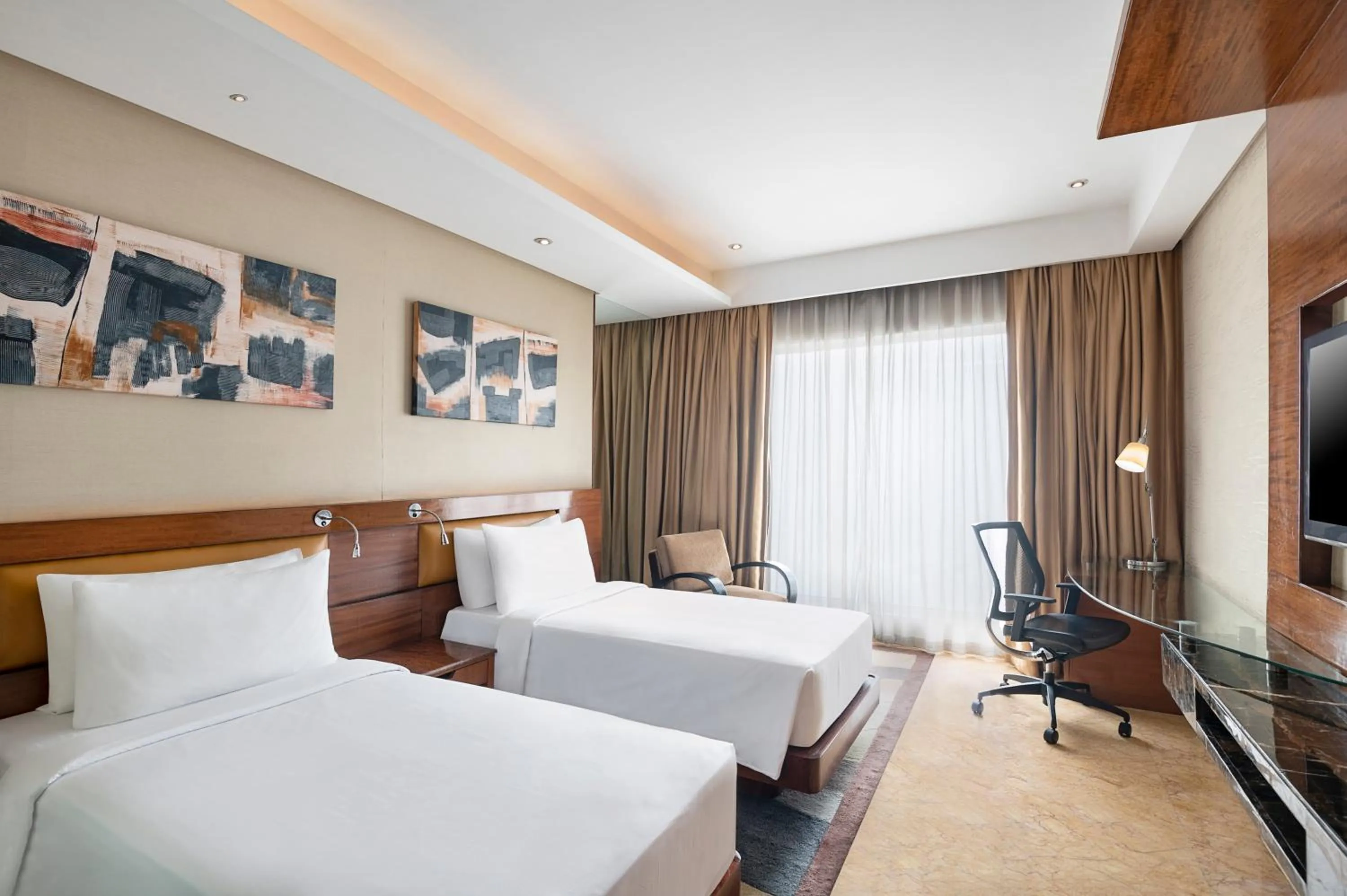 Bedroom, Bed in Radisson Blu Kaushambi Delhi NCR