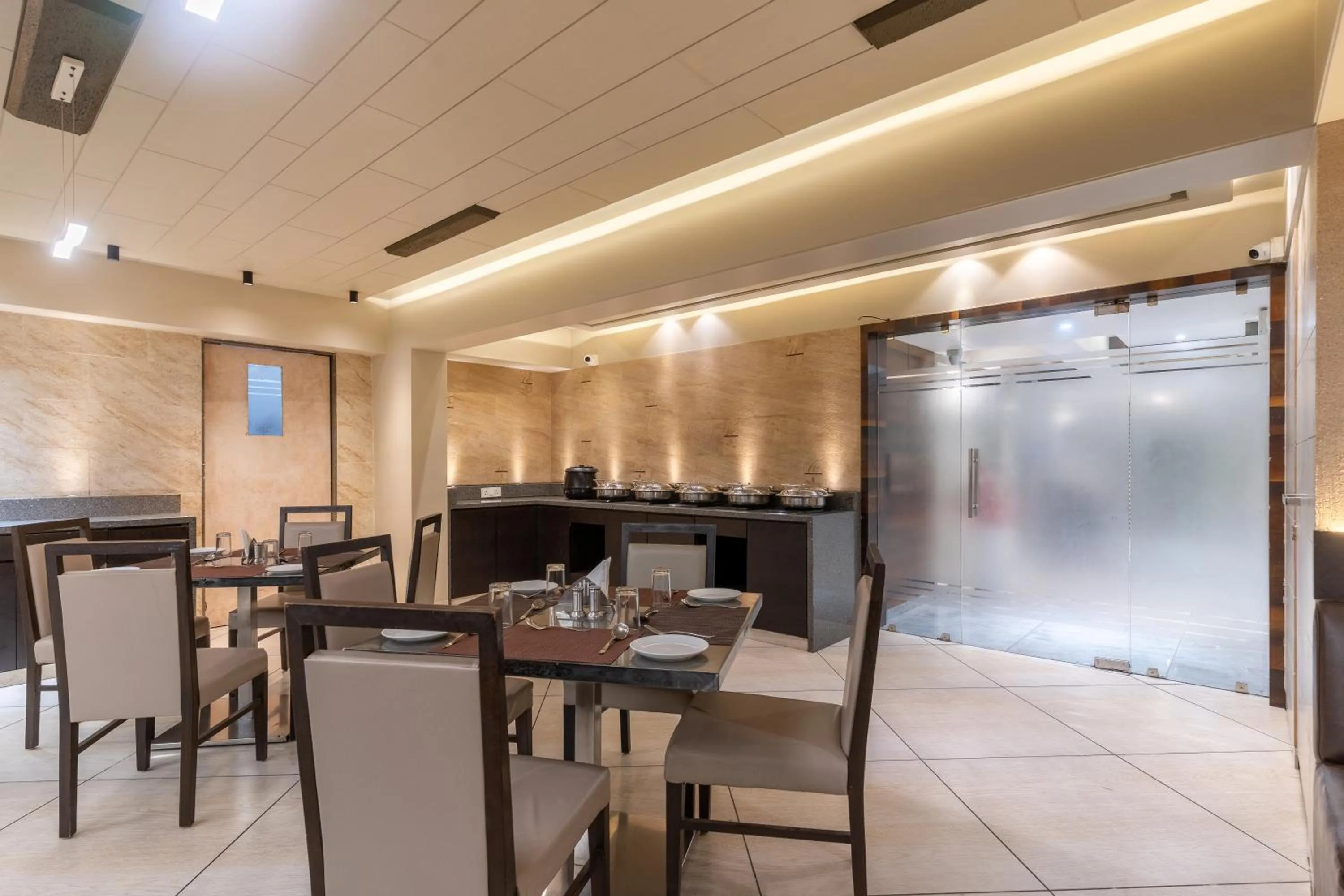 Restaurant/places to eat in Hotel Summit