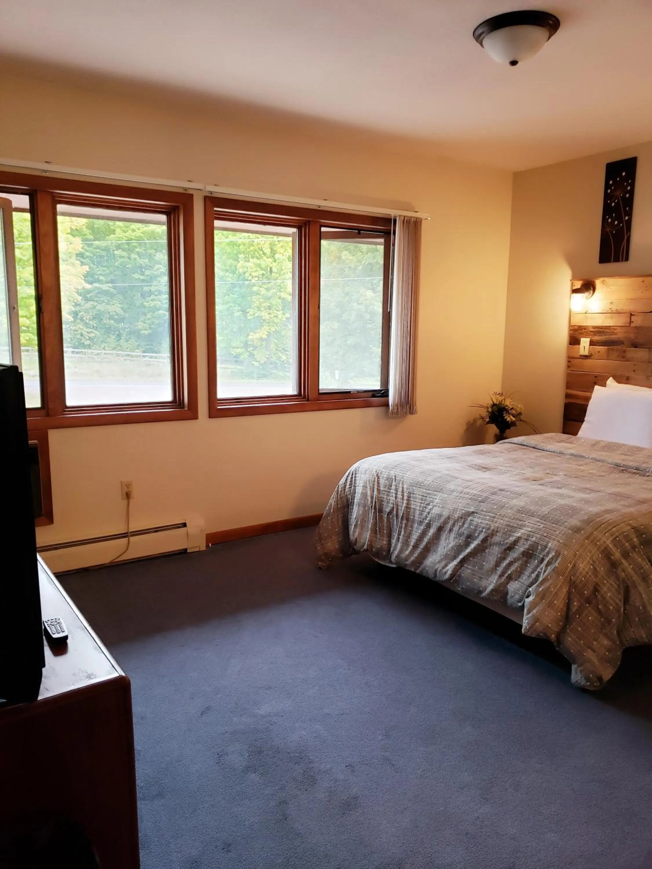 Bed in North Ironwood Acres - Black River Lodge