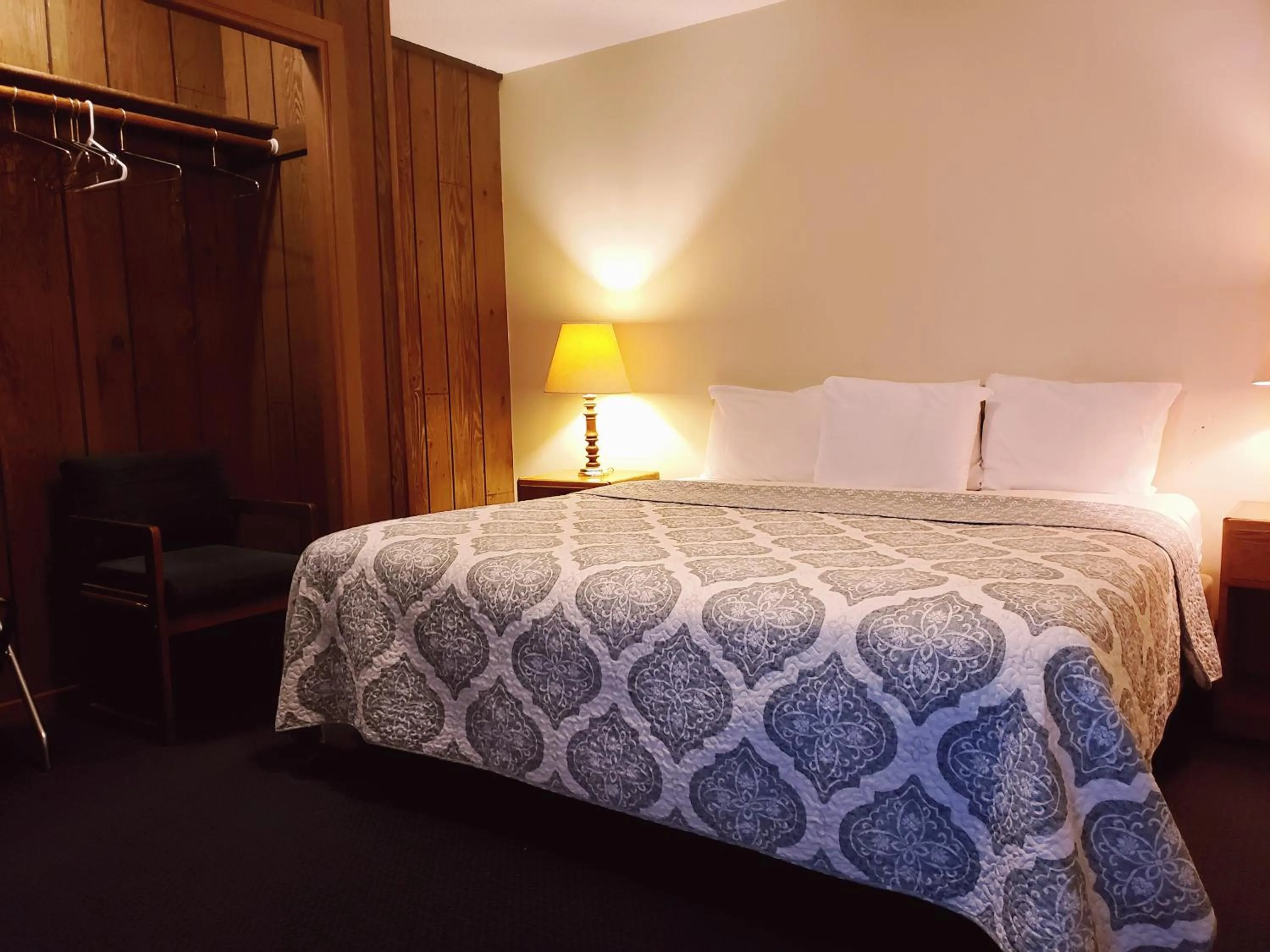 Bed in North Ironwood Acres - Black River Lodge