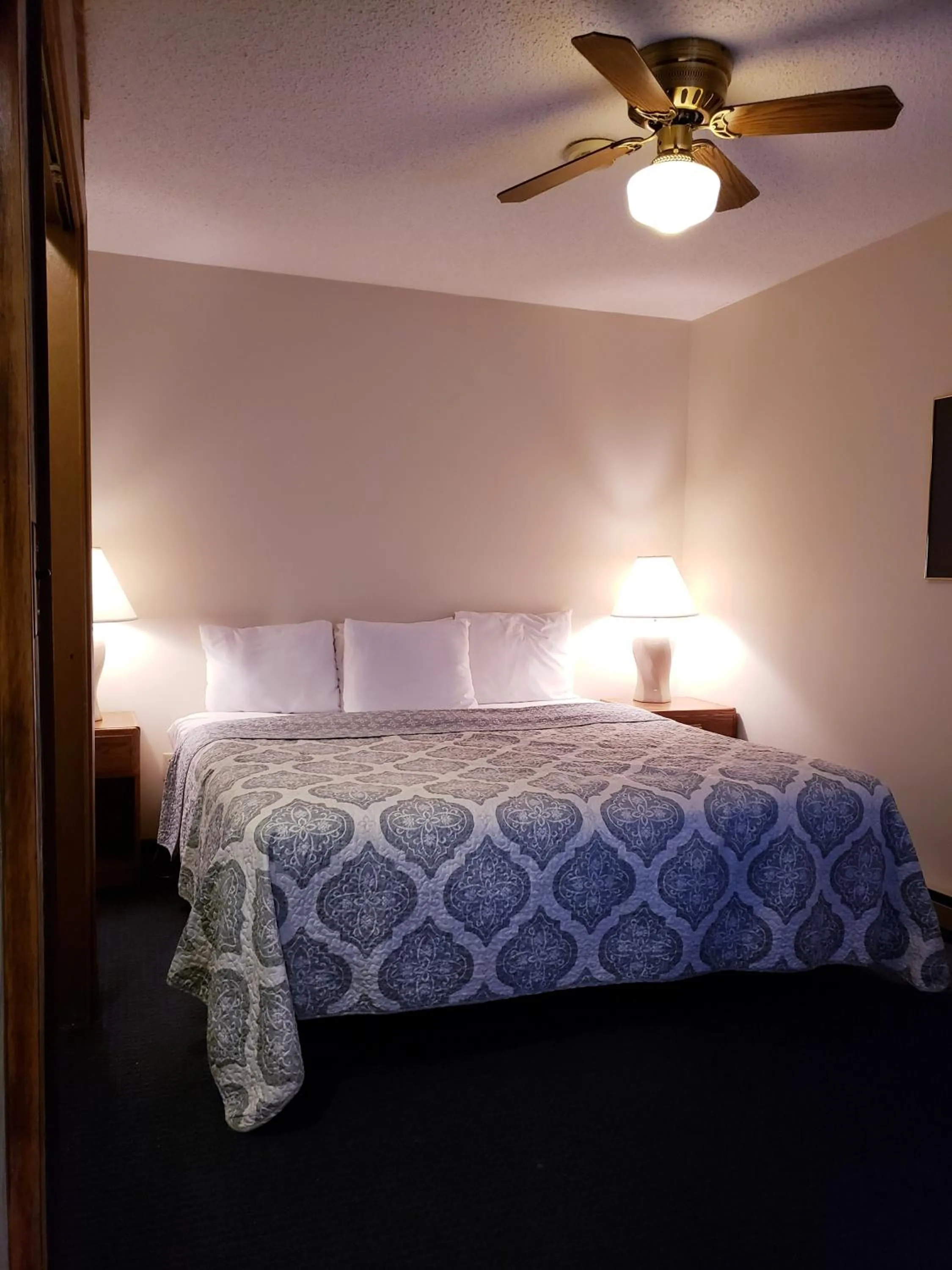 Bedroom, Bed in North Ironwood Acres - Black River Lodge