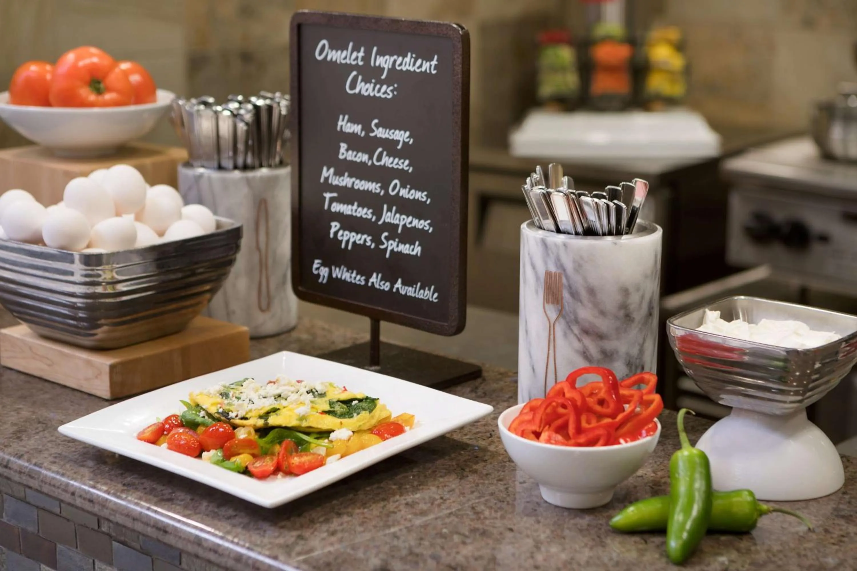 Dining area in Embassy Suites Des Moines Downtown