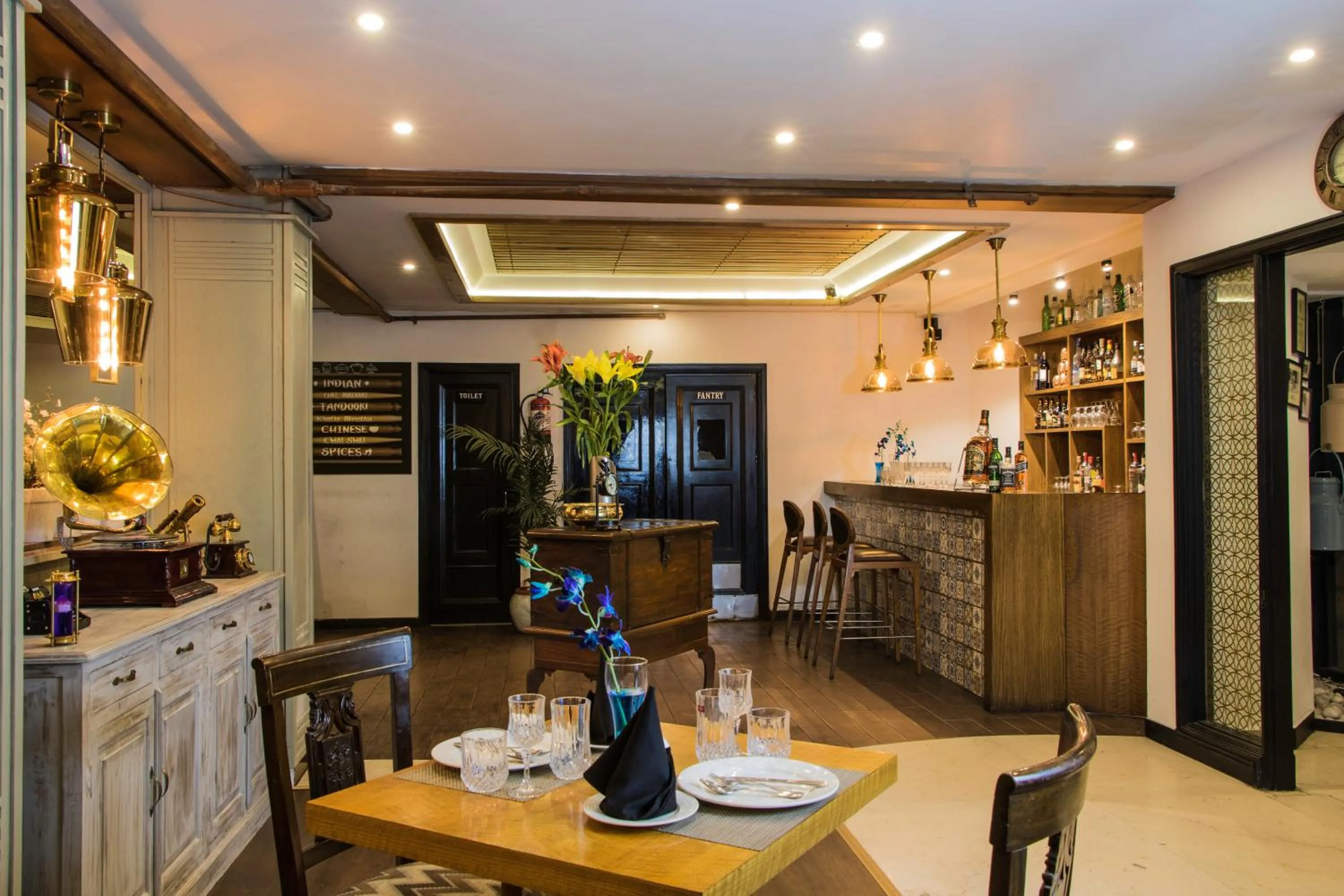 Restaurant/places to eat in Hotel Park Residency