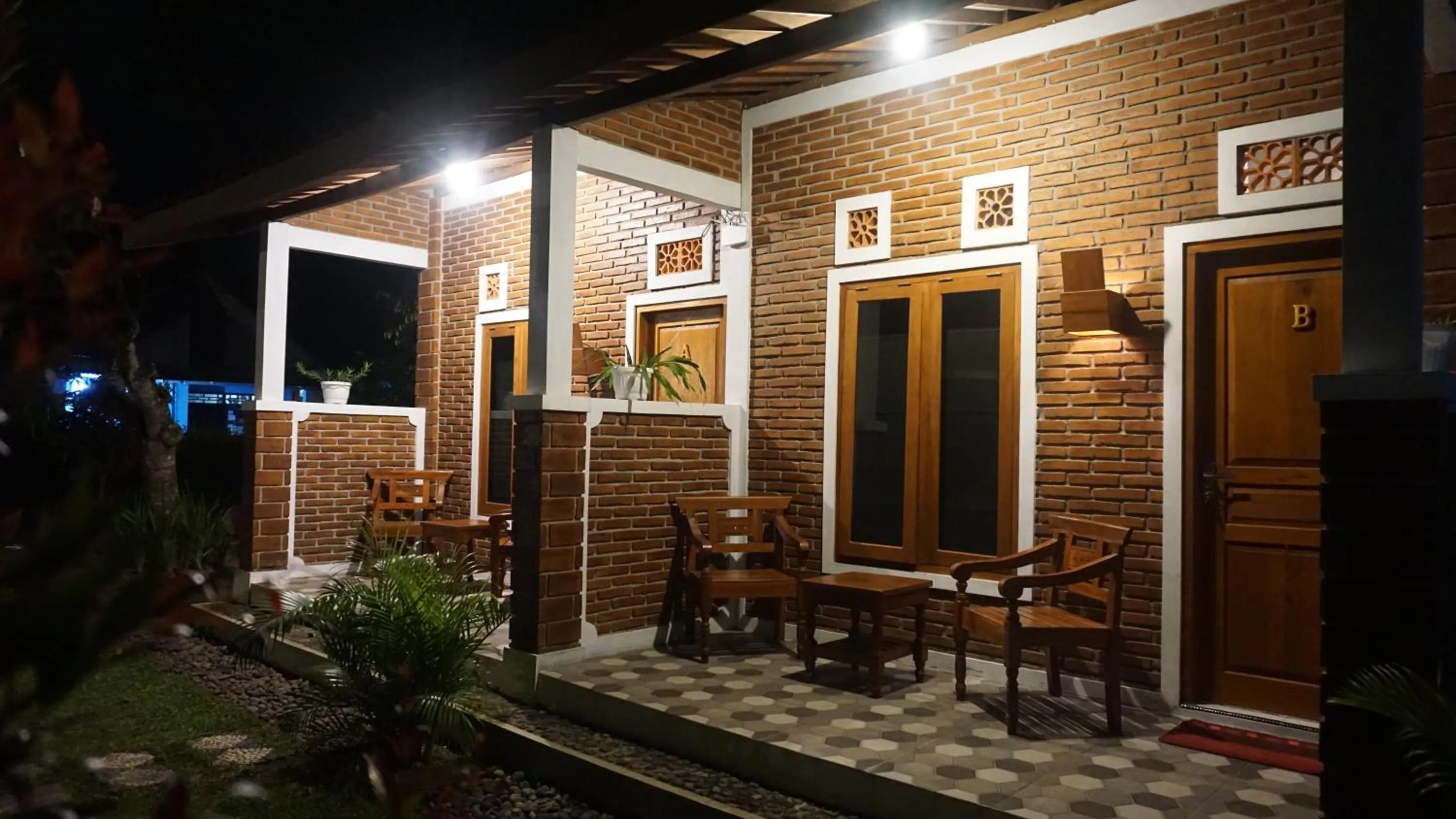 Facade/entrance in Genthong Homestay