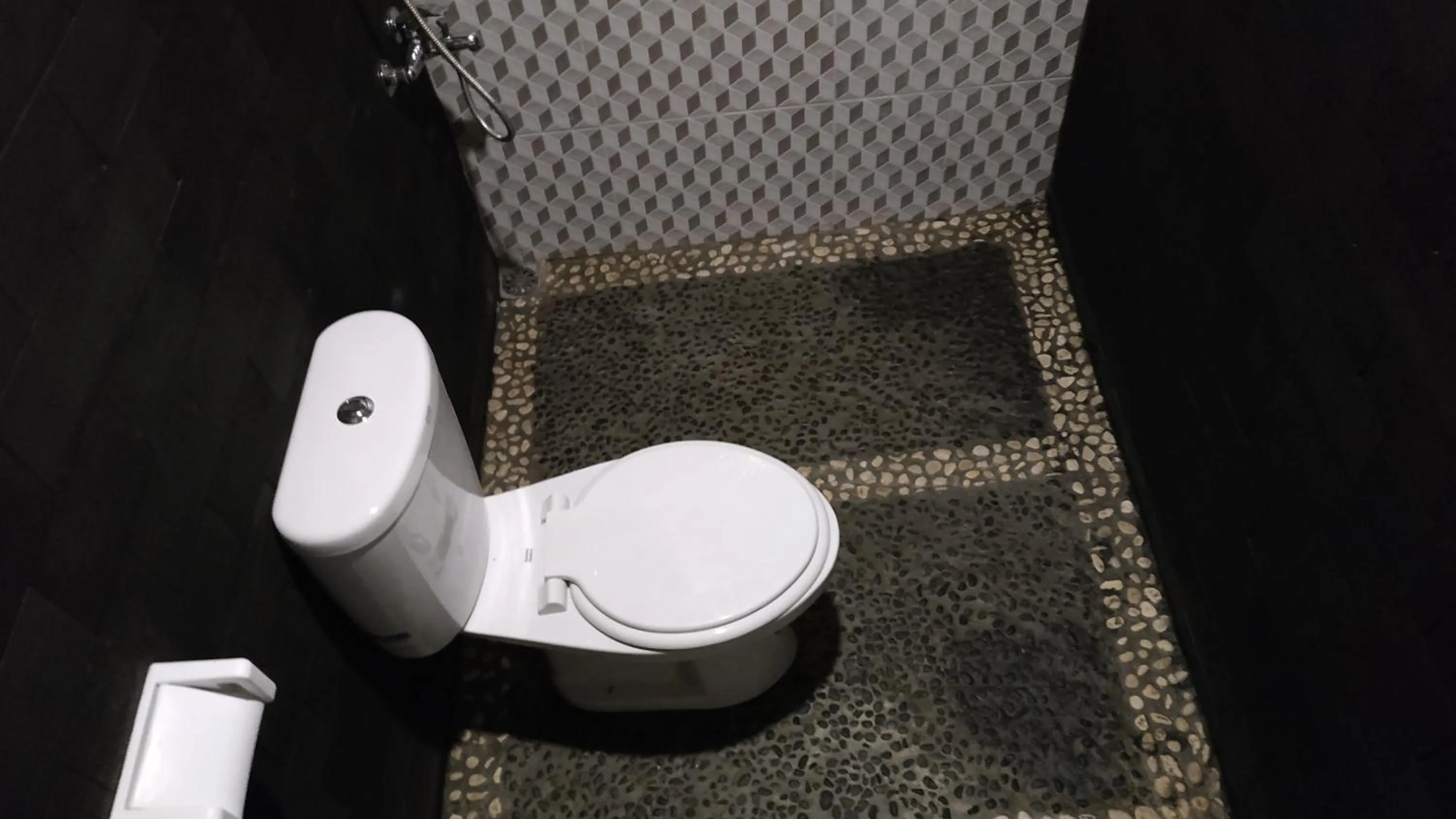 Bathroom in Genthong Homestay