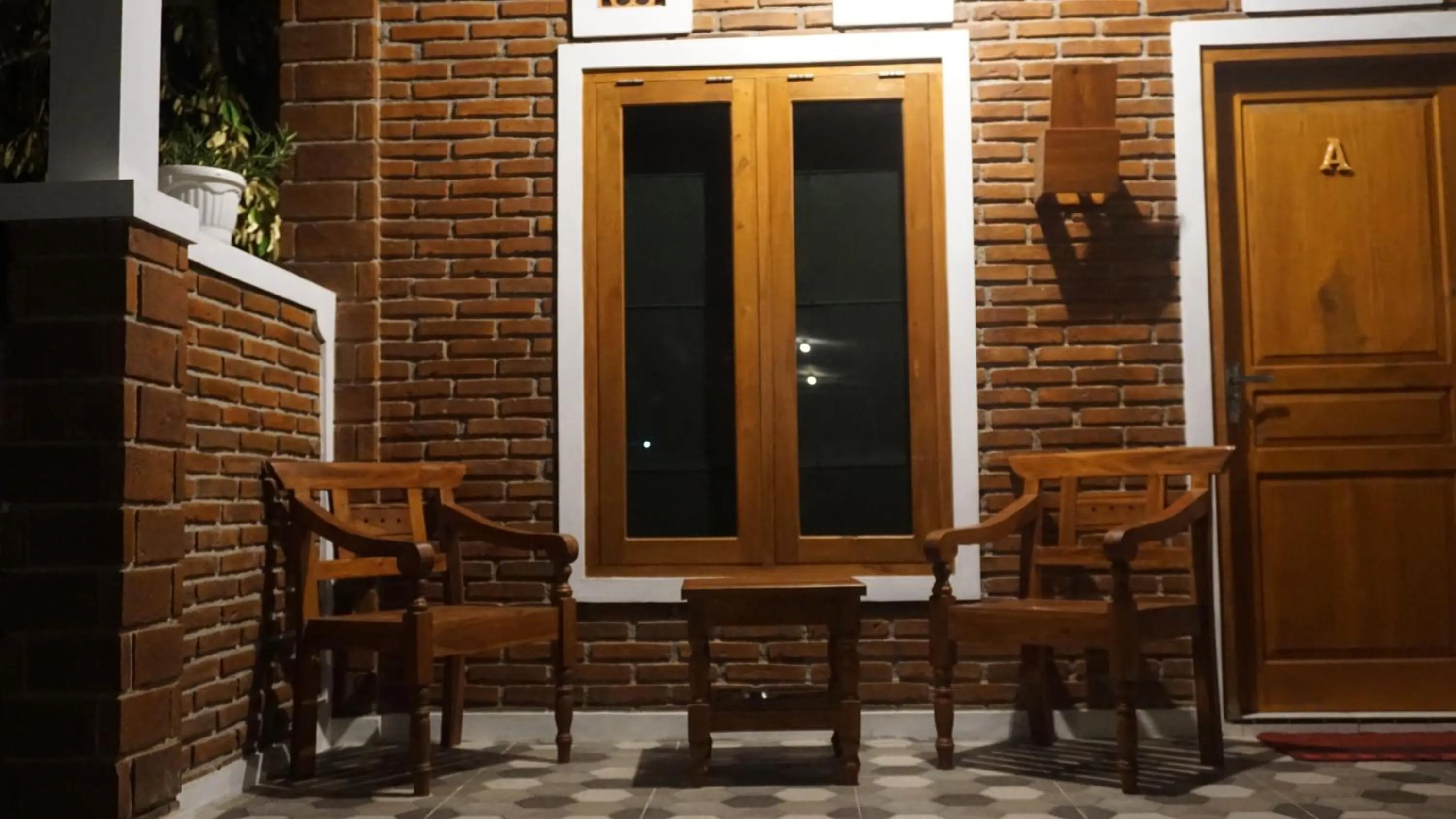 Facade/entrance in Genthong Homestay