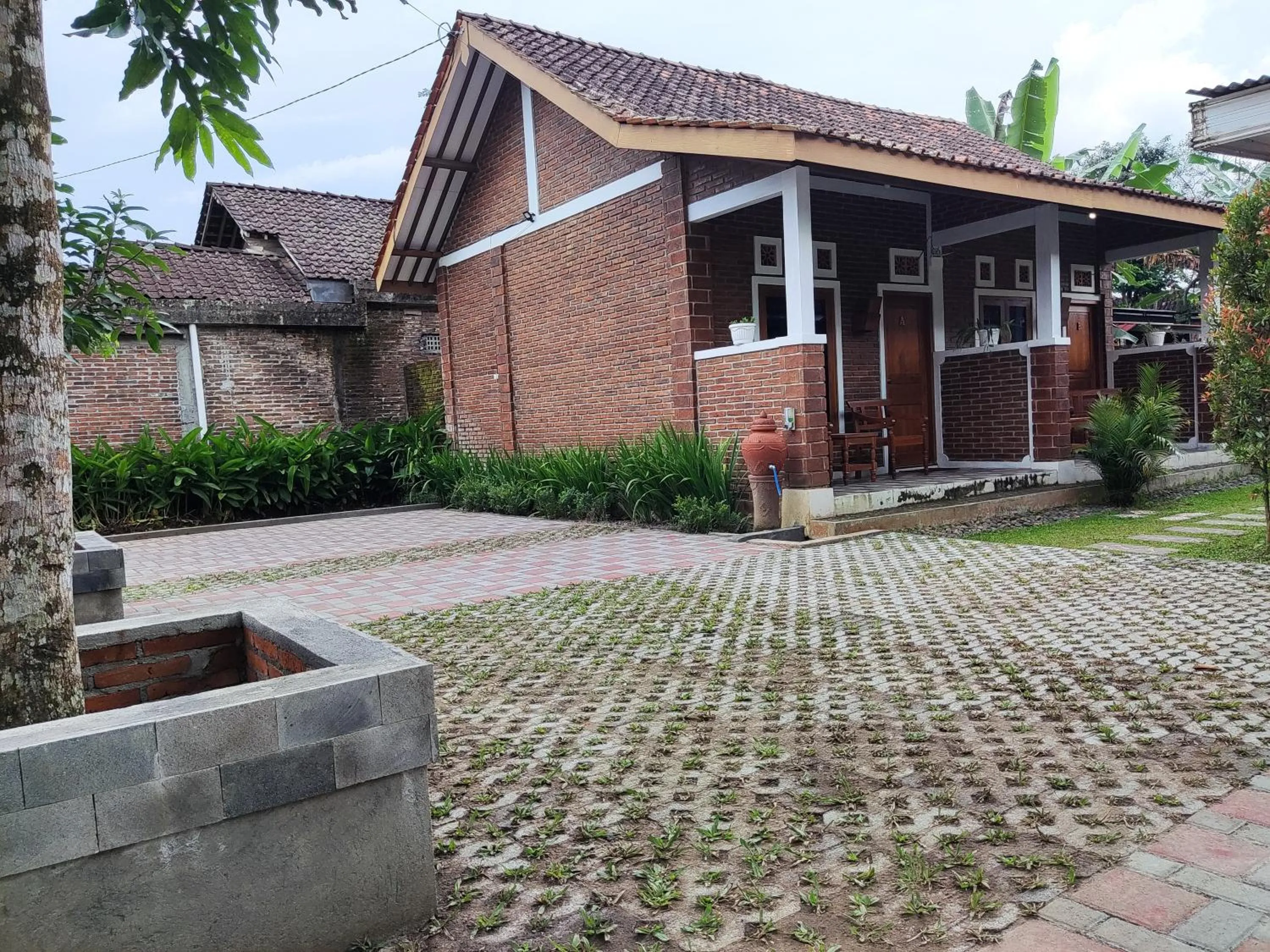 Property building in Genthong Homestay