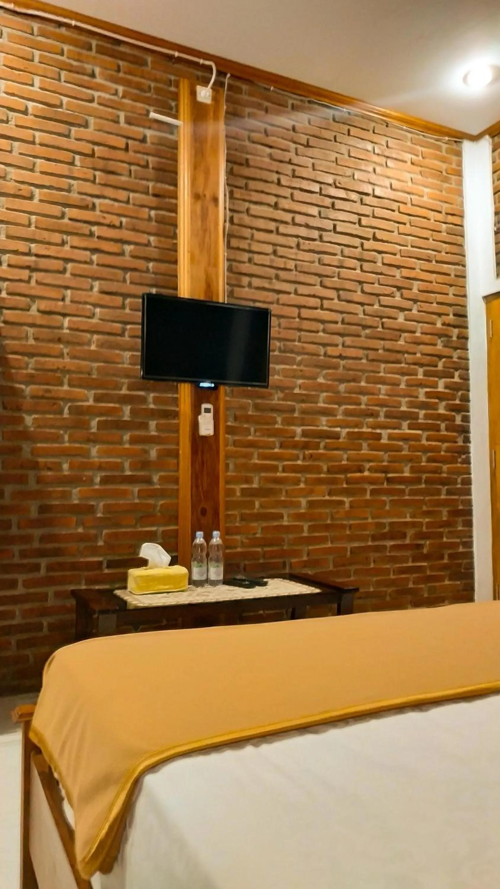 TV and multimedia, Bed in Genthong Homestay