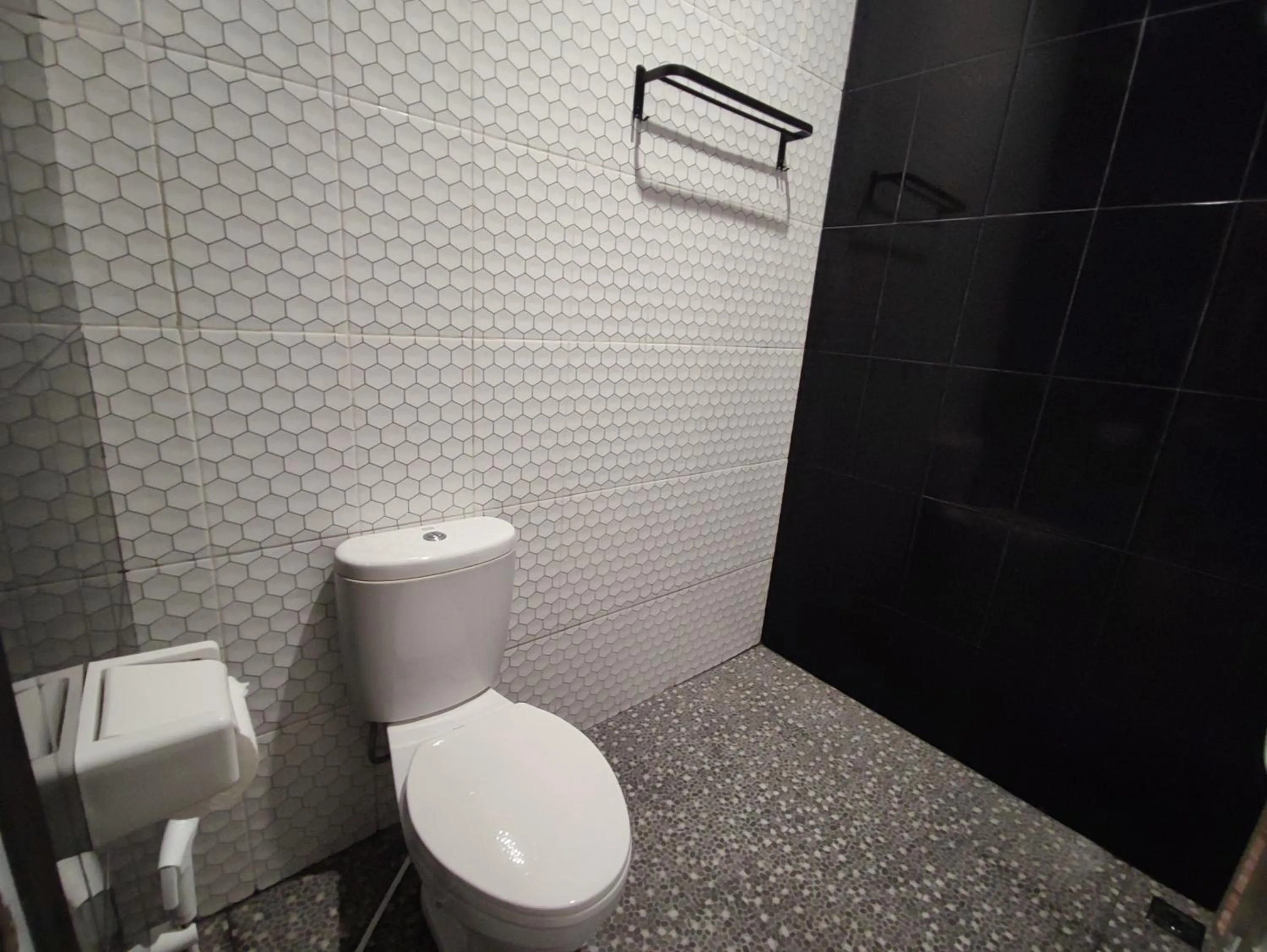 Toilet in Genthong Homestay