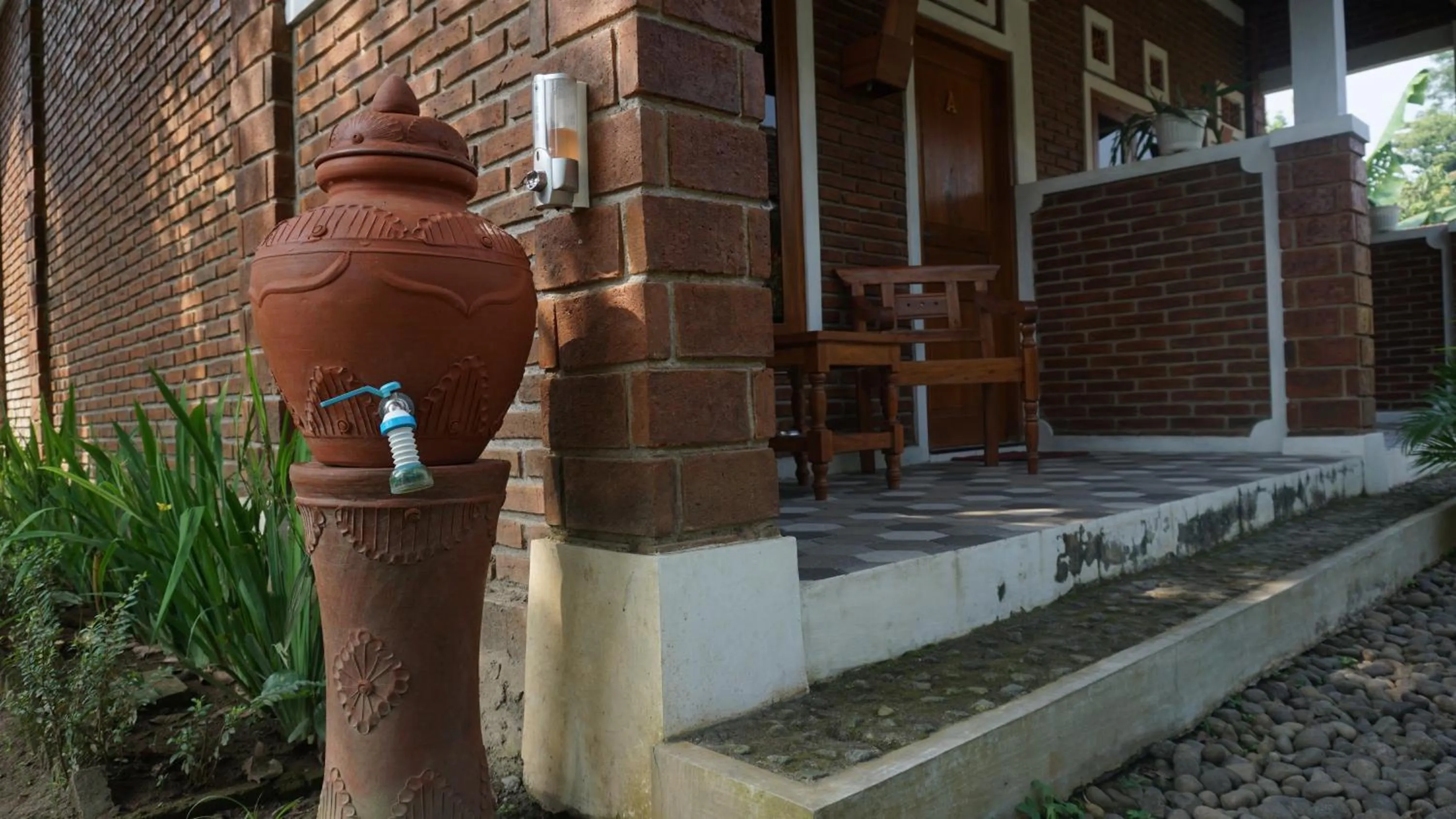 Facade/entrance in Genthong Homestay