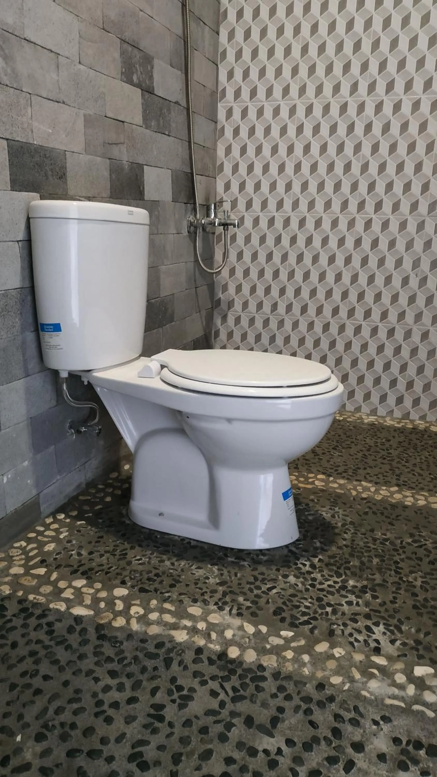 Toilet in Genthong Homestay