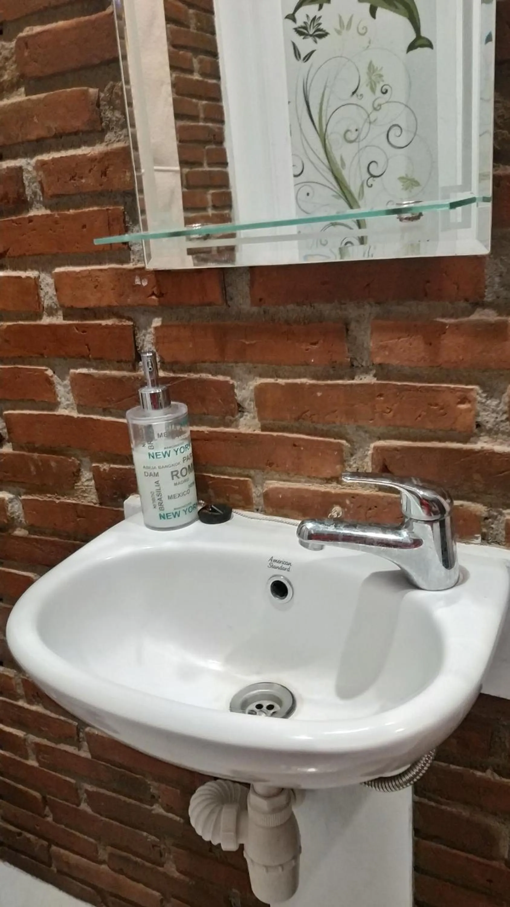 Bathroom in Genthong Homestay