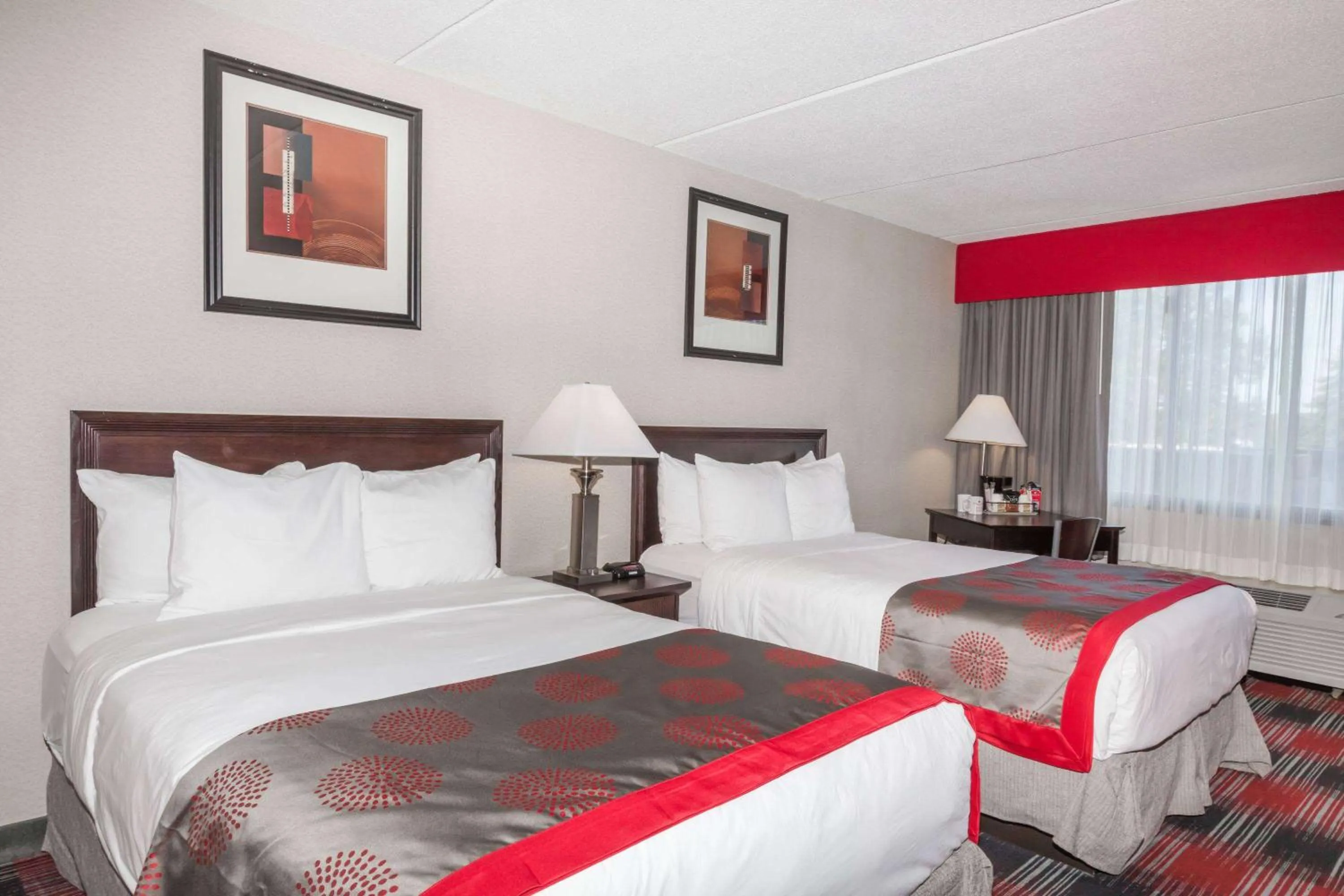 Photo of the whole room, Bed in Albany Plaza Hotel