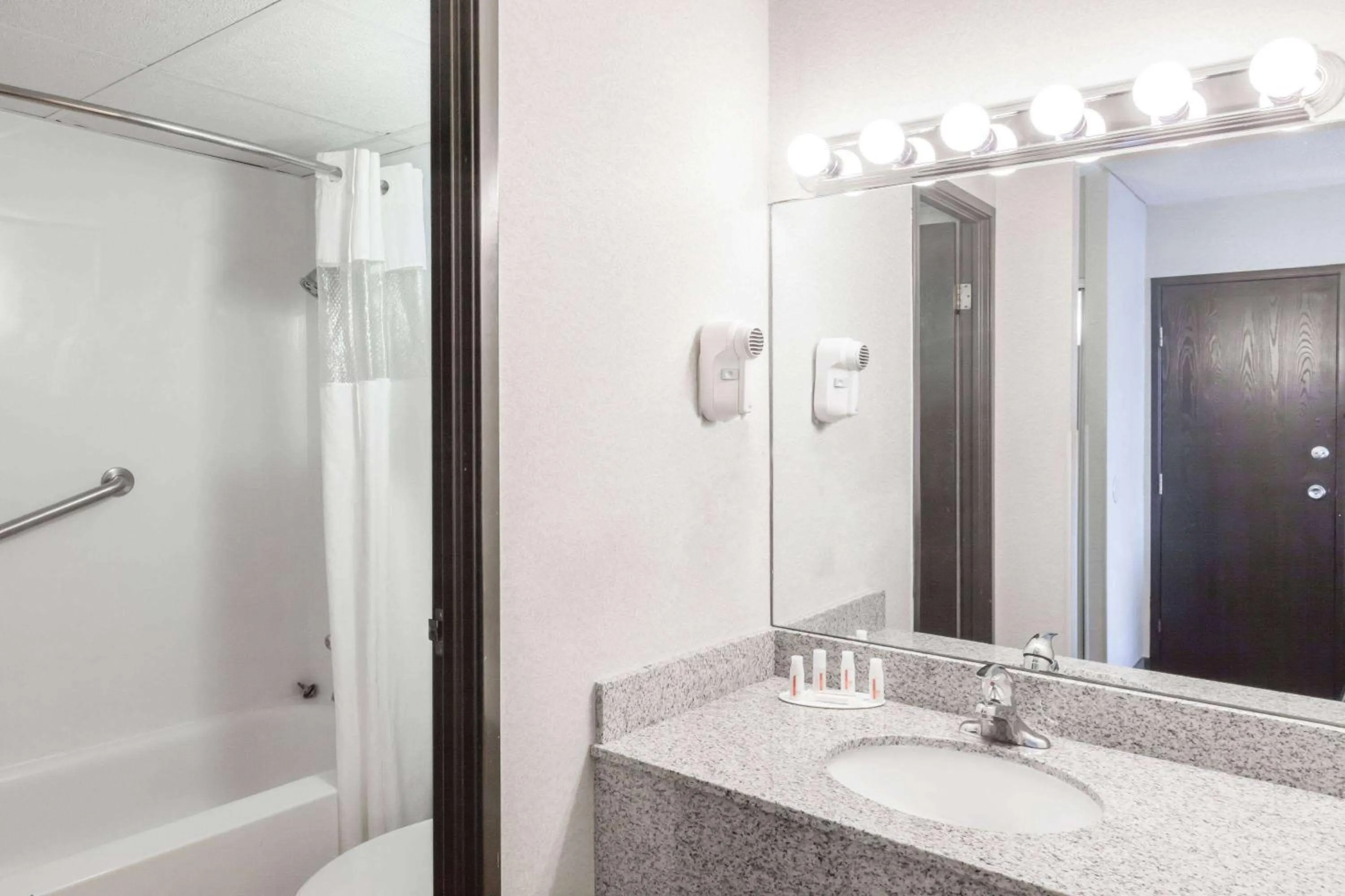 Photo of the whole room in Albany Plaza Hotel