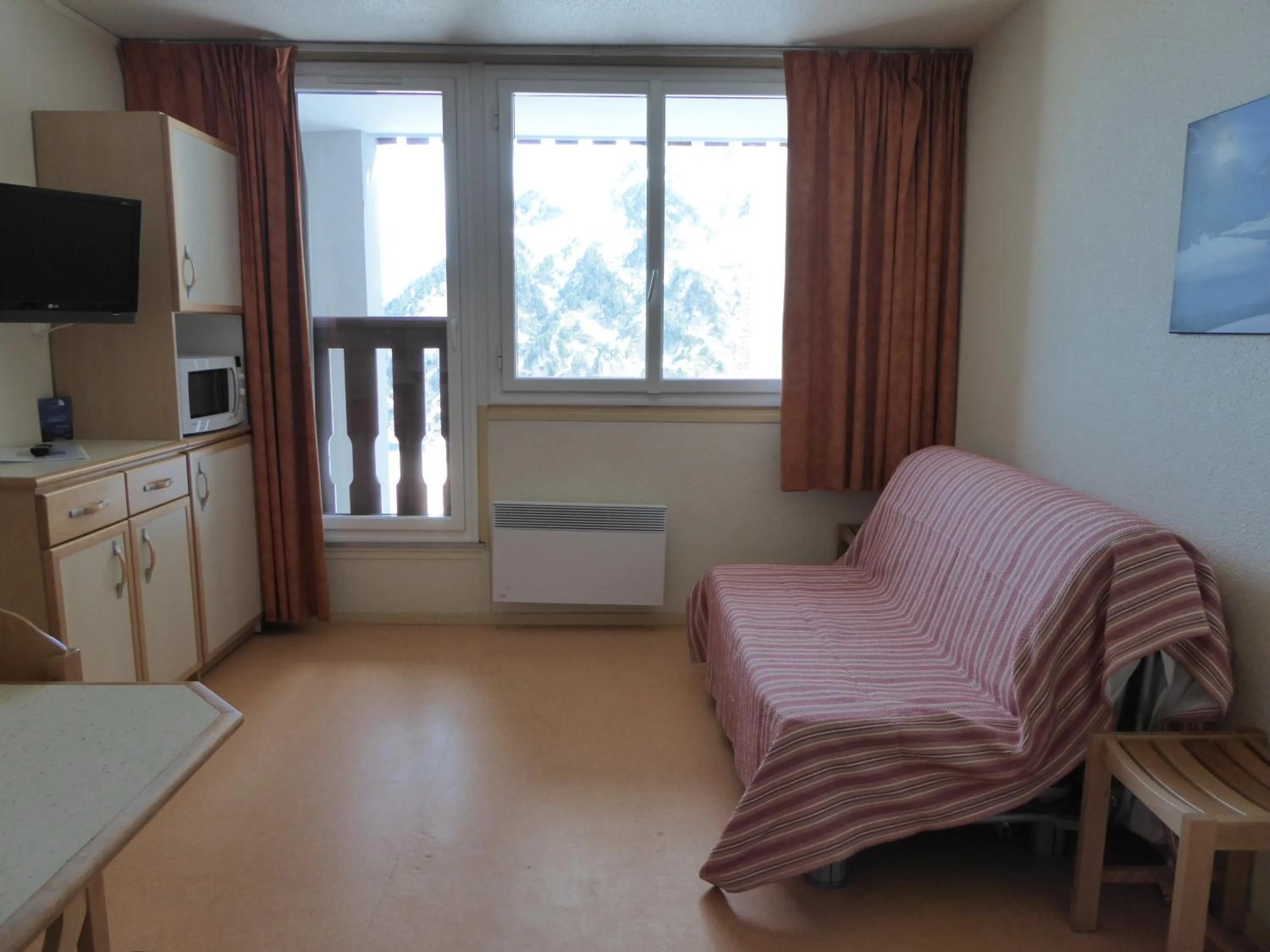 Living room, Bed in Résidence Azureva La Mongie