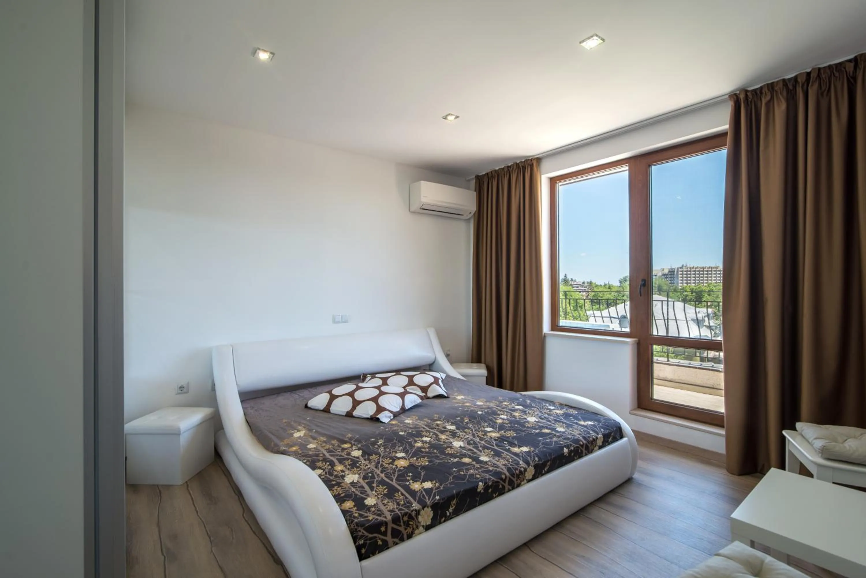 Shower, Bed in Atlant Hotel