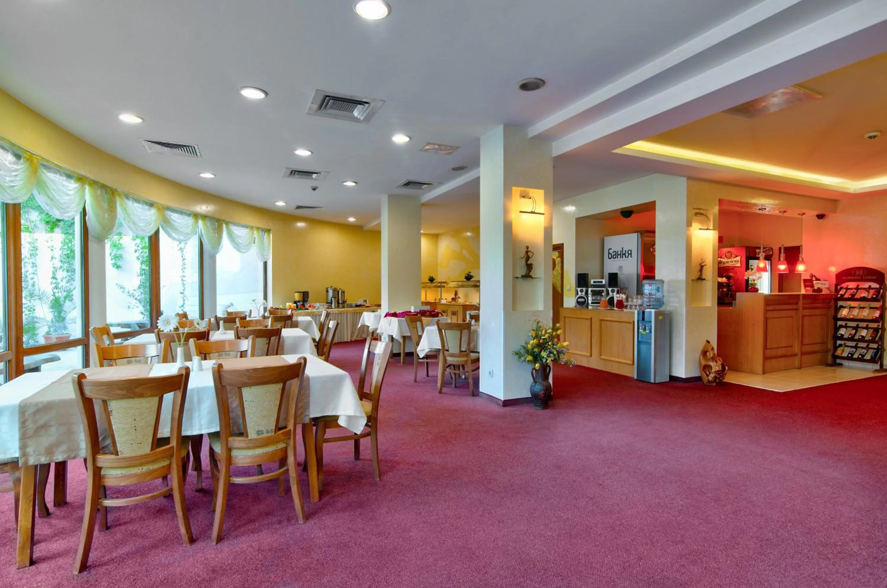 Restaurant/places to eat in Atlant Hotel