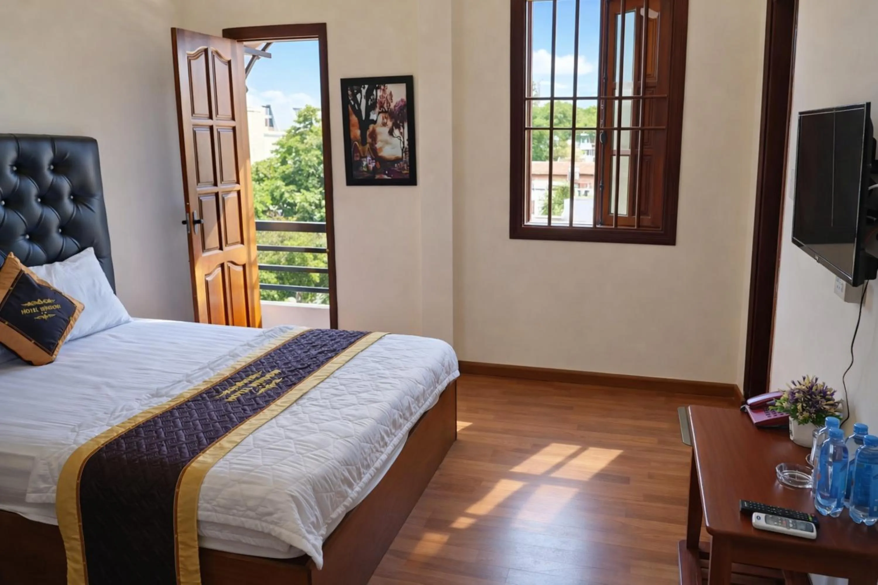 room service, Bed in Window 2 Hotel