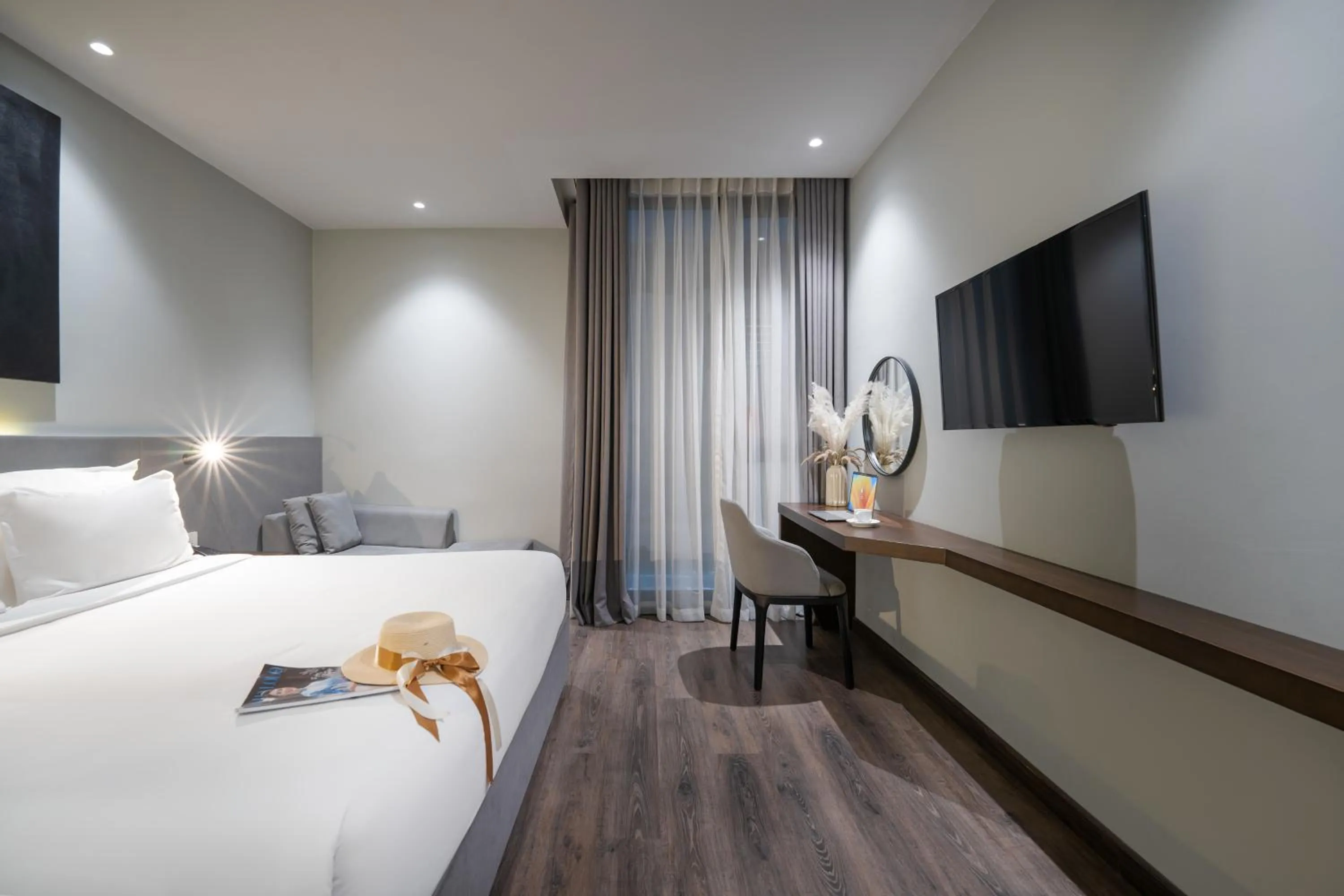 Bedroom, Bed in Everland Hotel