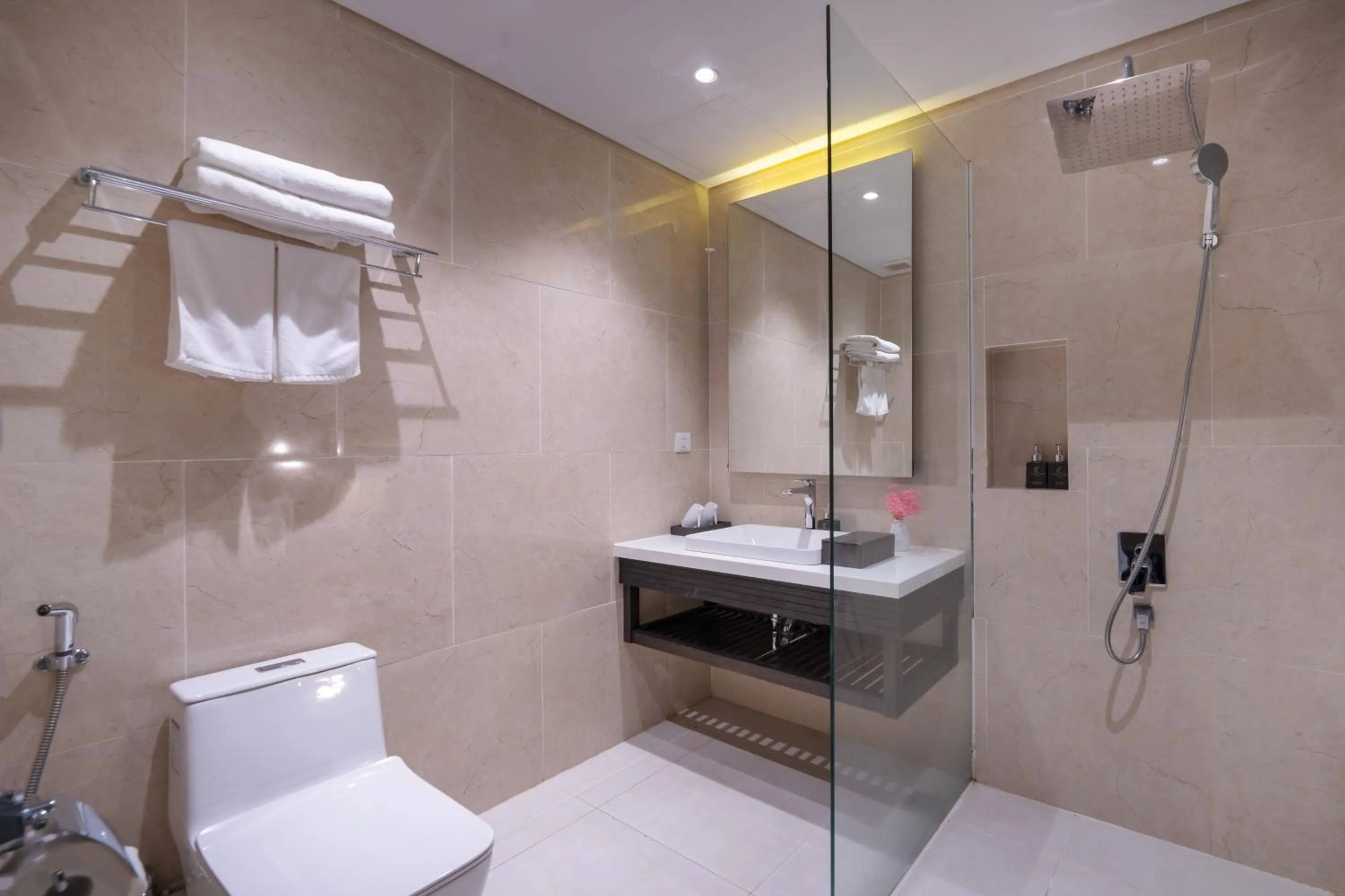 Toilet in Everland Hotel