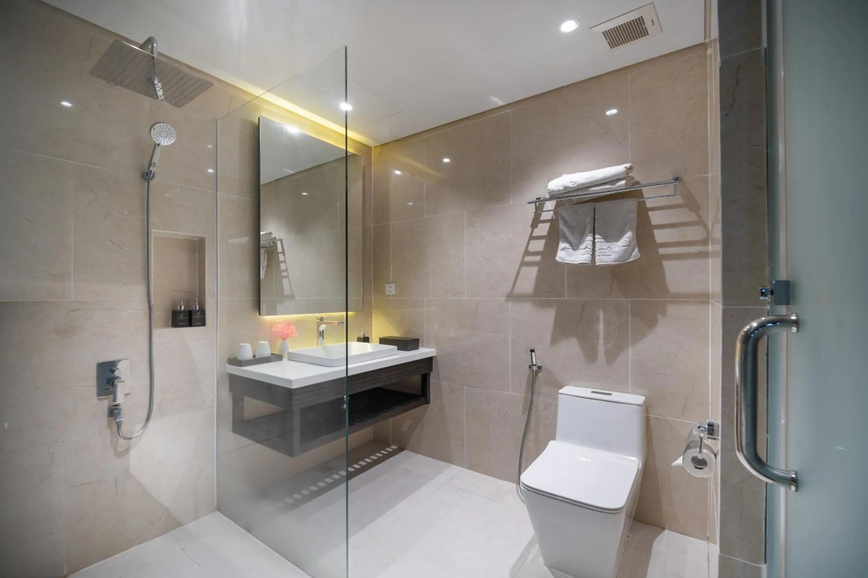 Bathroom in Everland Hotel