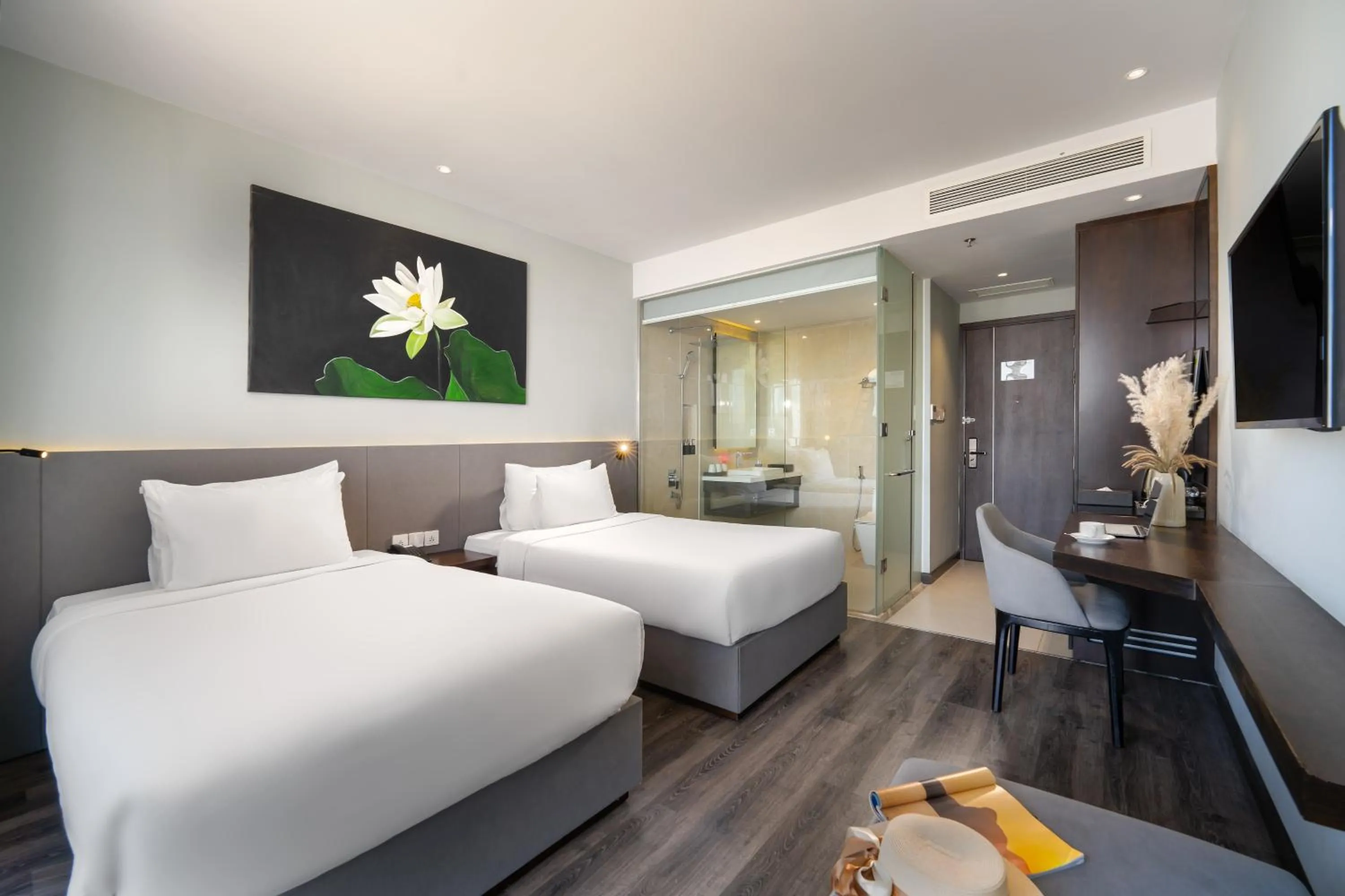 Bedroom, Bed in Everland Hotel