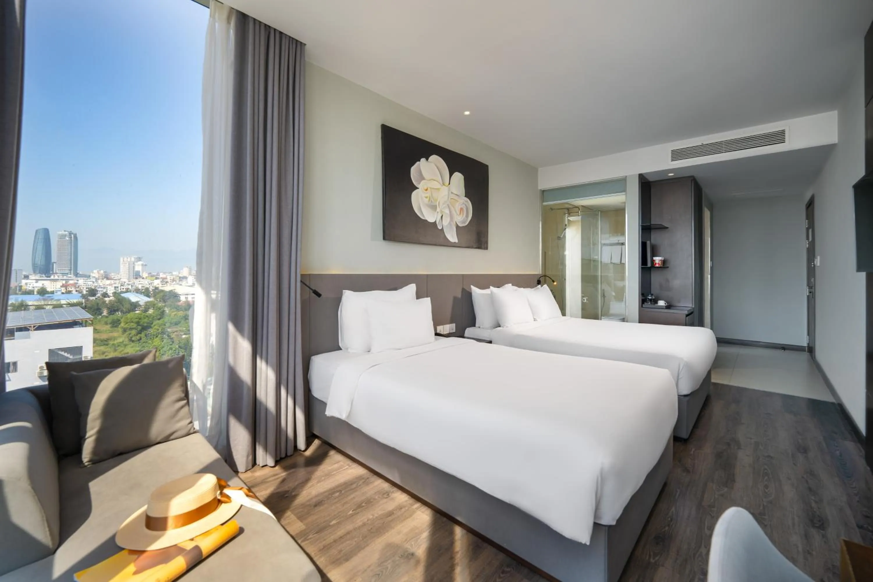 Photo of the whole room, Bed in Everland Hotel