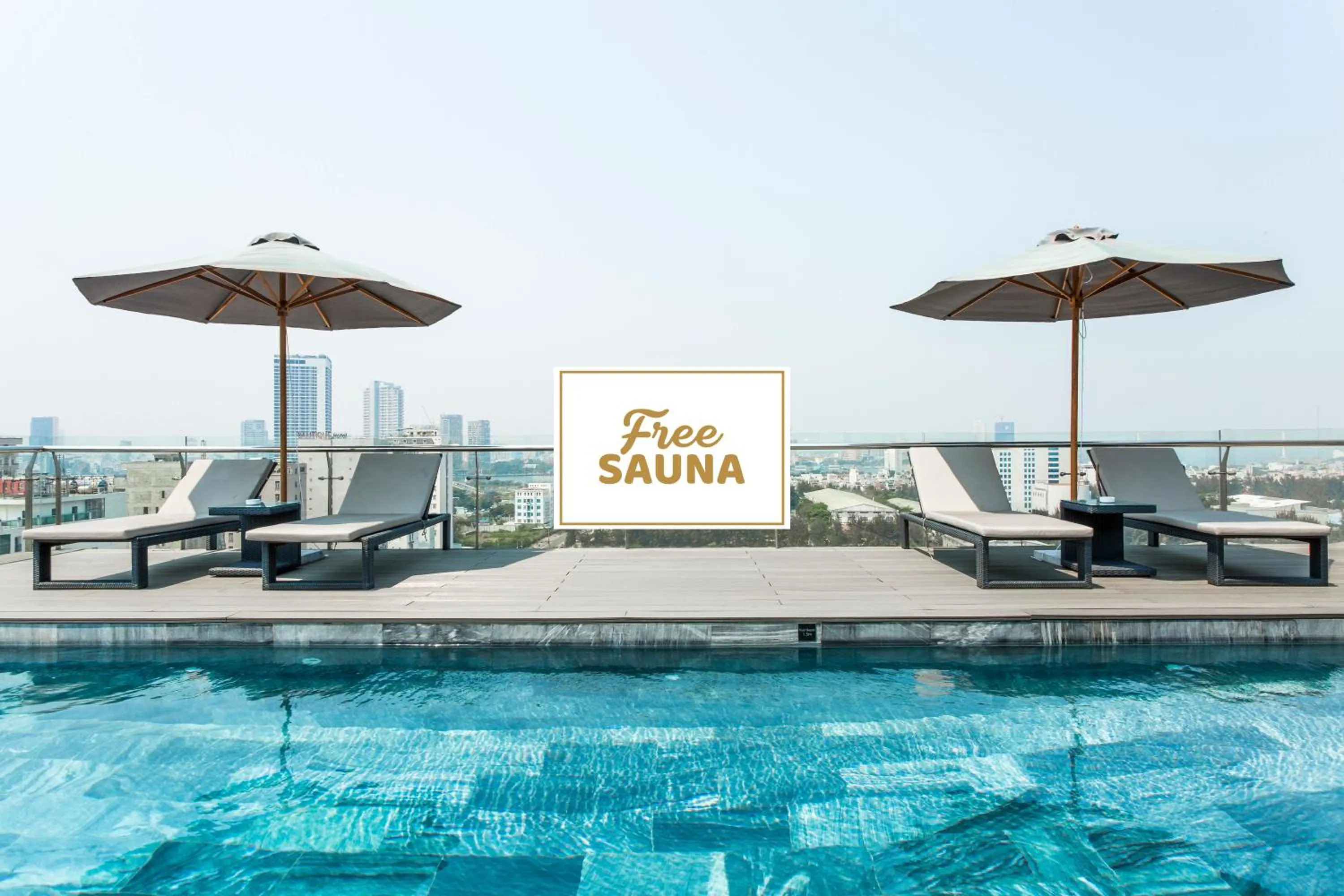 Swimming pool in Everland Hotel