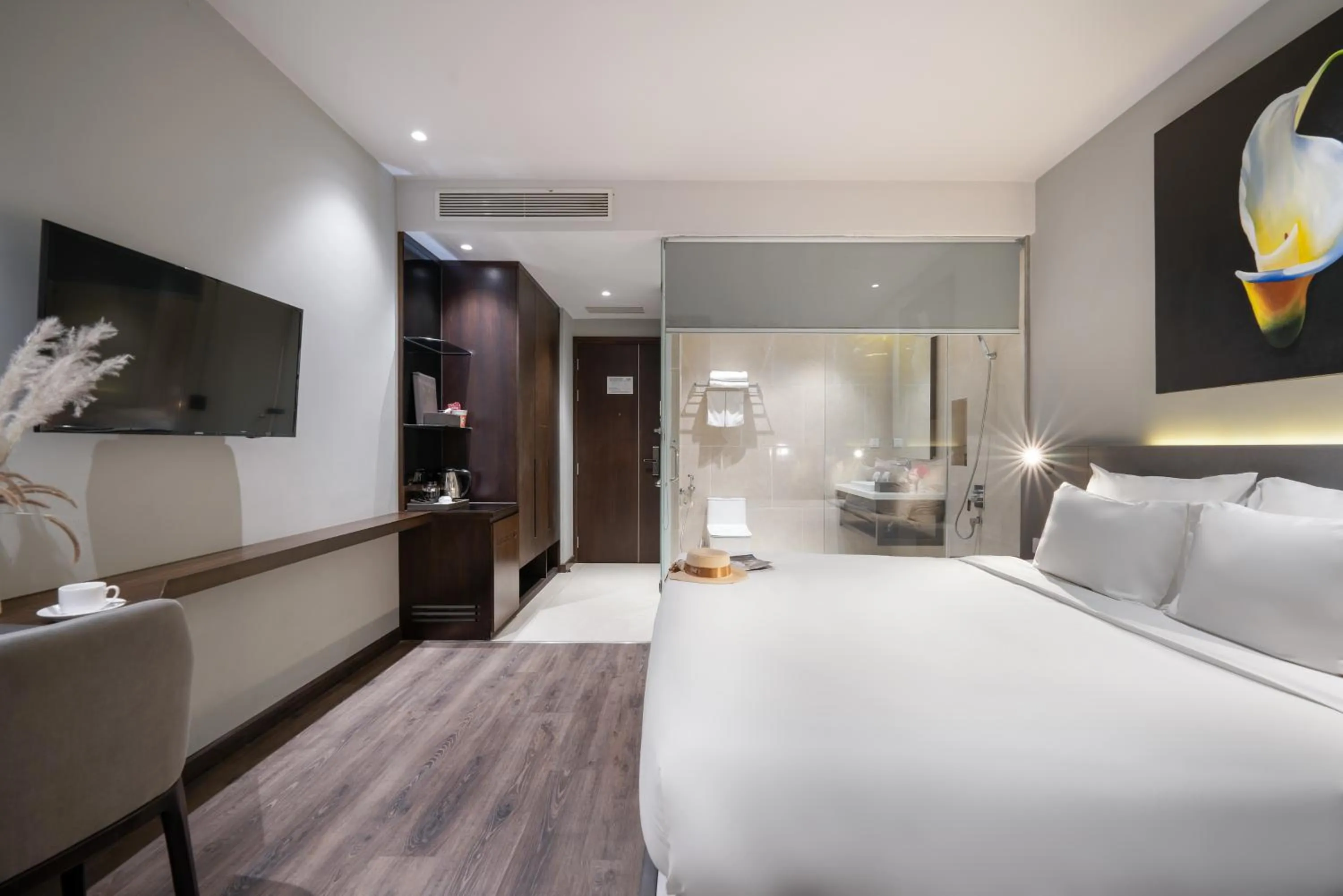 Bedroom, Bed in Everland Hotel