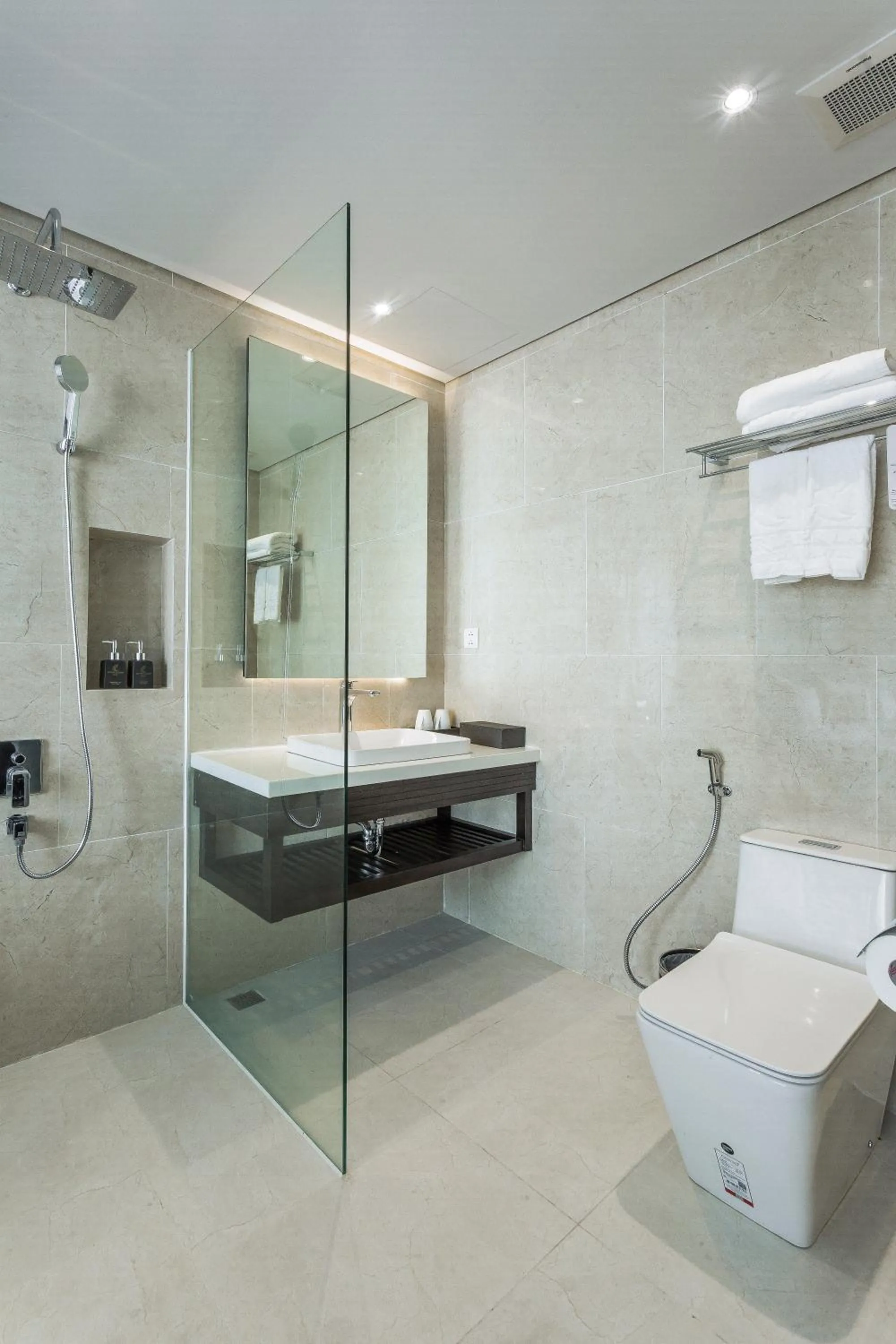 Shower in Everland Hotel