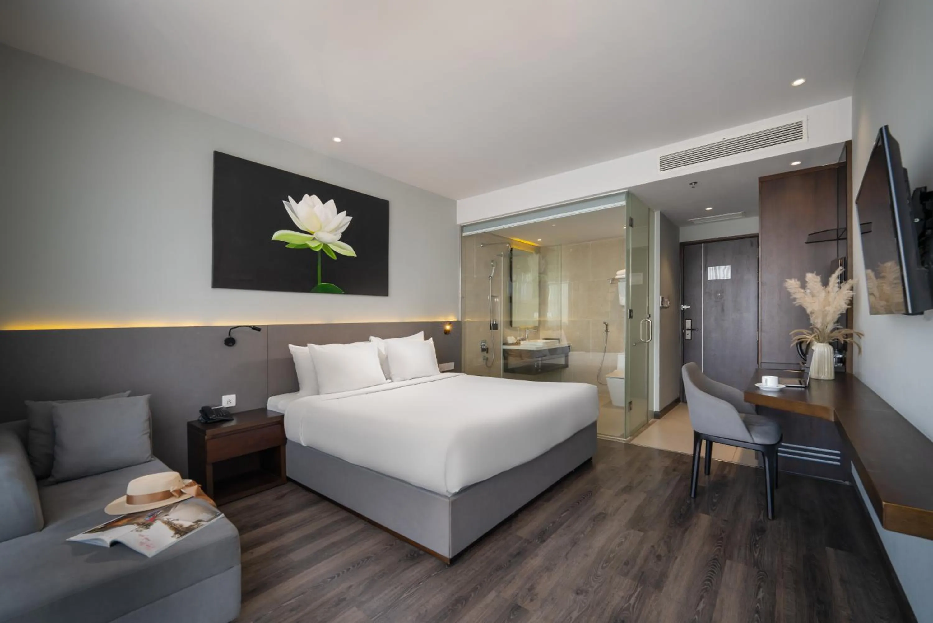 Bedroom, Bed in Everland Hotel