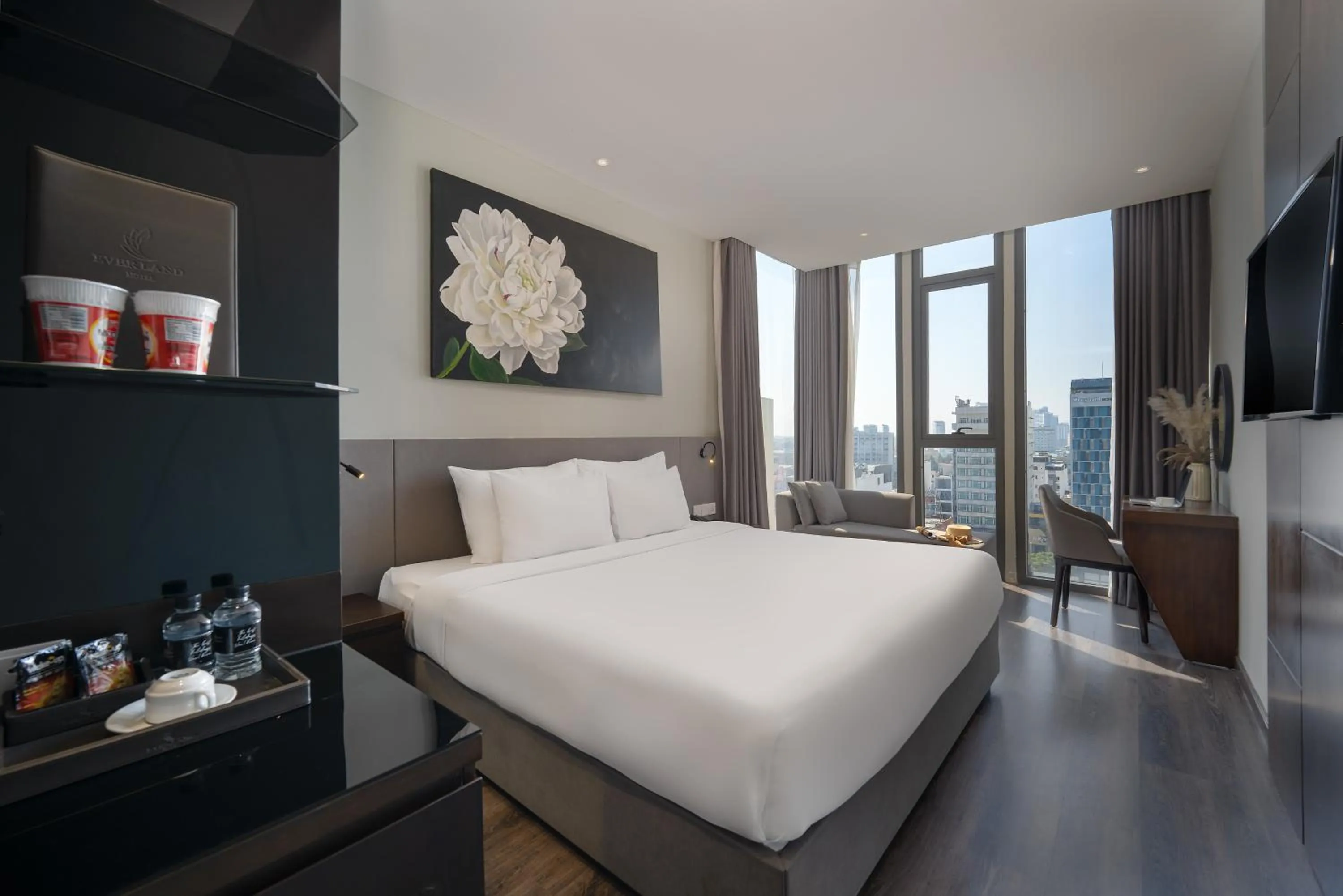 Bedroom, Bed in Everland Hotel