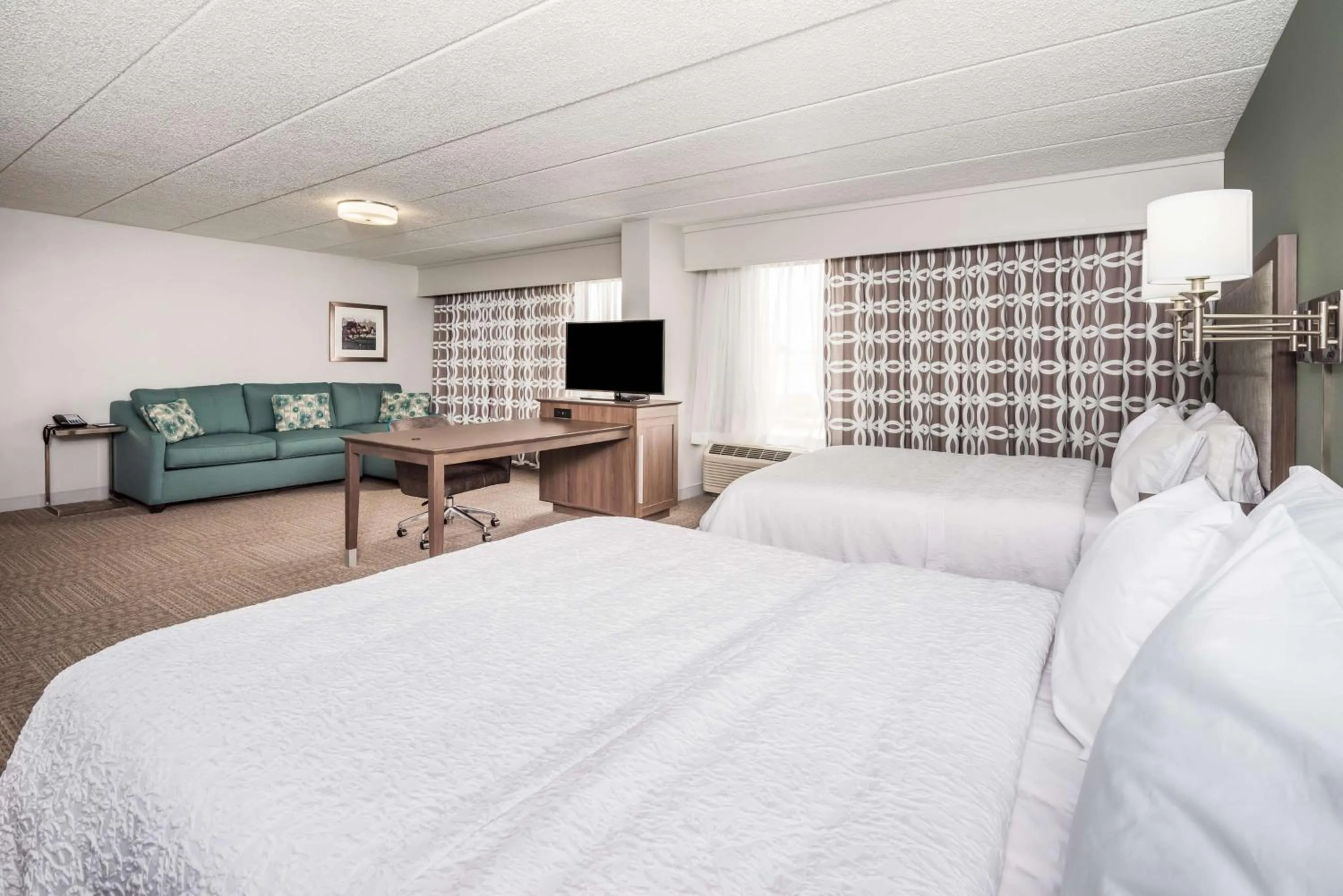 Bedroom, Bed in Hampton Inn Dover