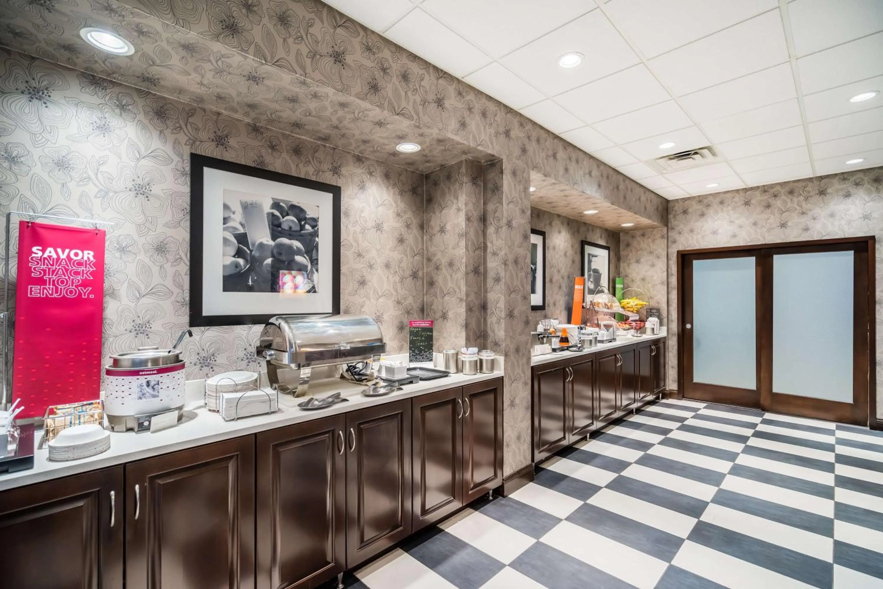 Dining area in Hampton Inn Dover
