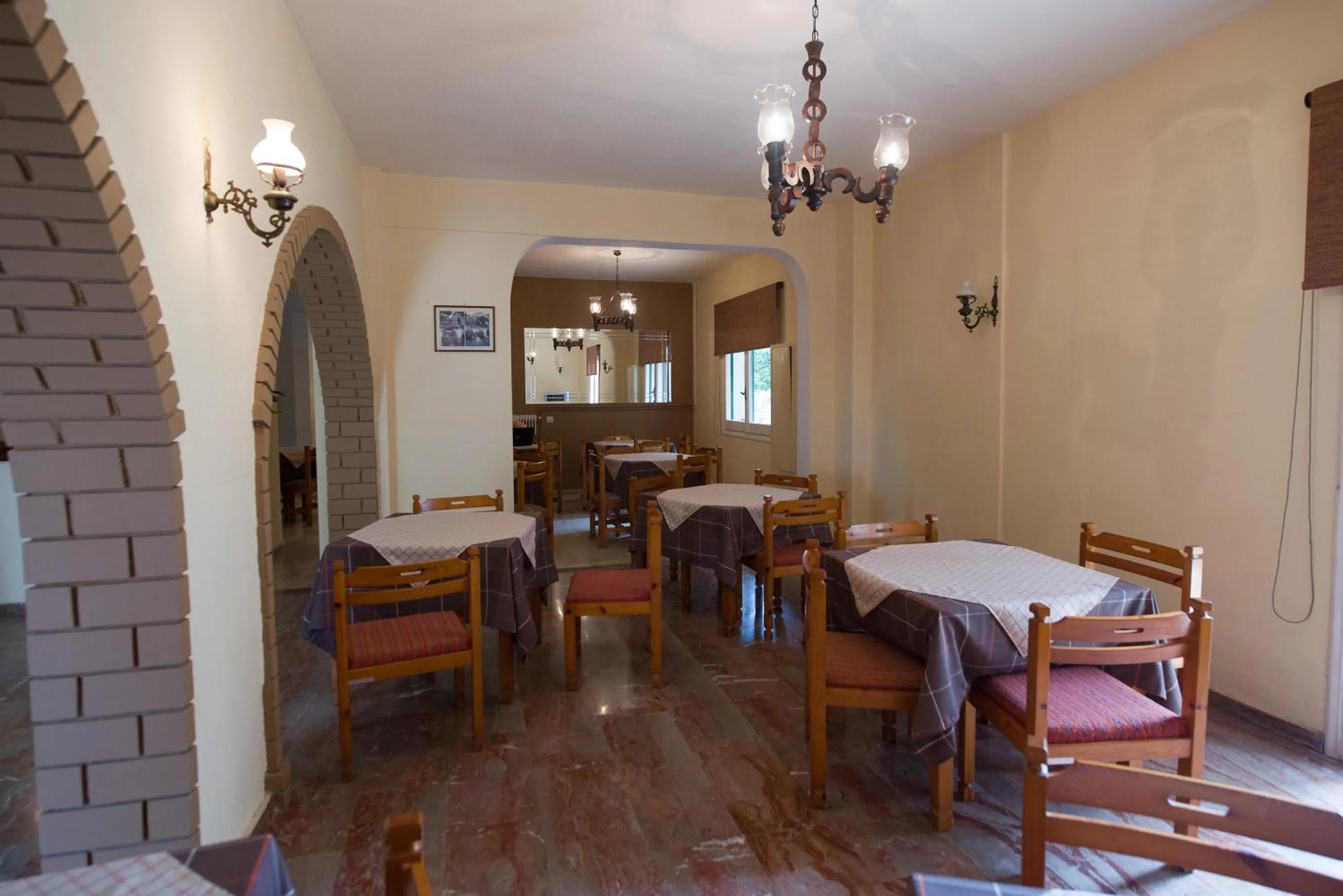 Restaurant/places to eat in Marie Hotel