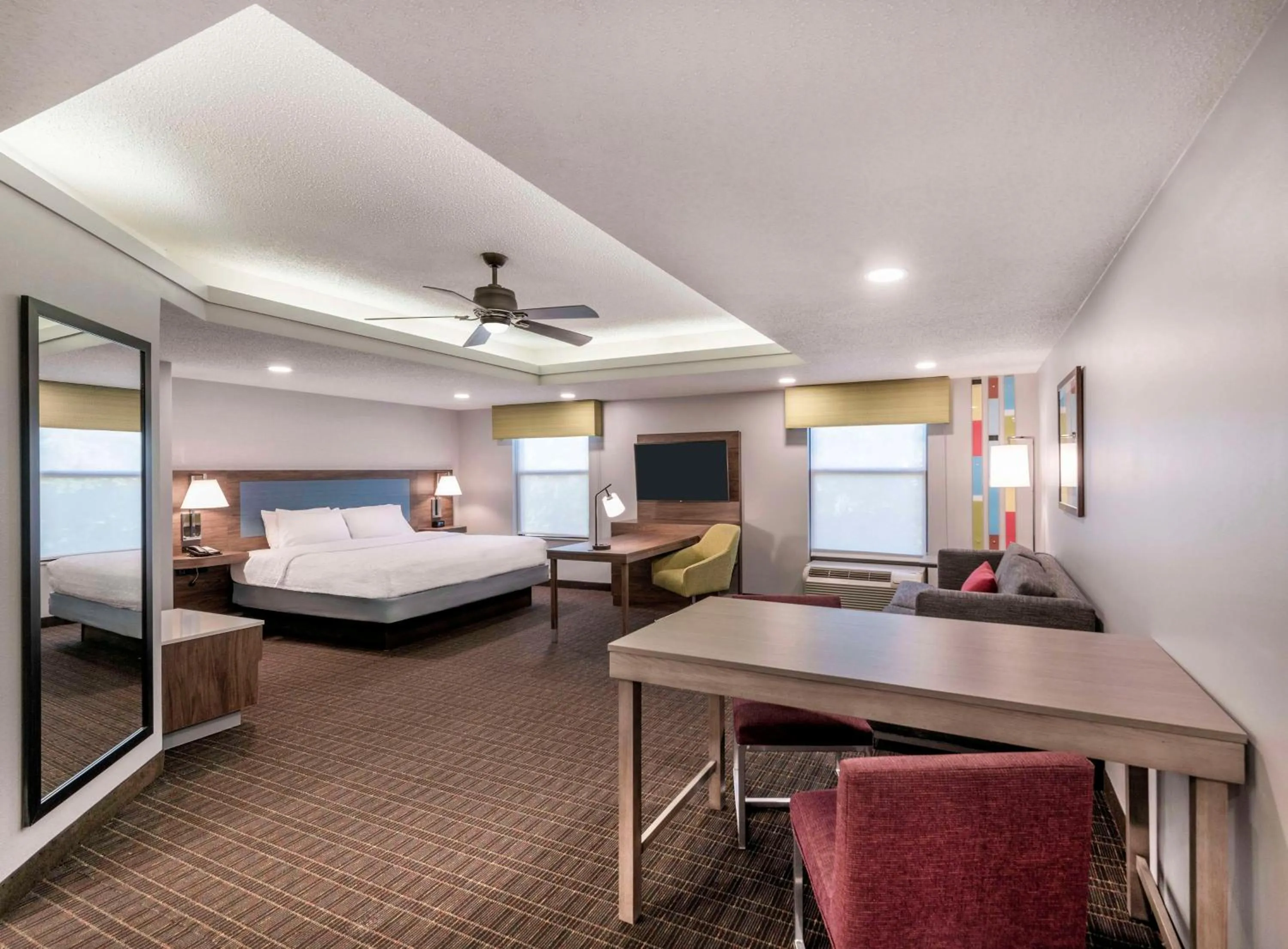 Bedroom, Bed in Hampton Inn & Suites Burlington