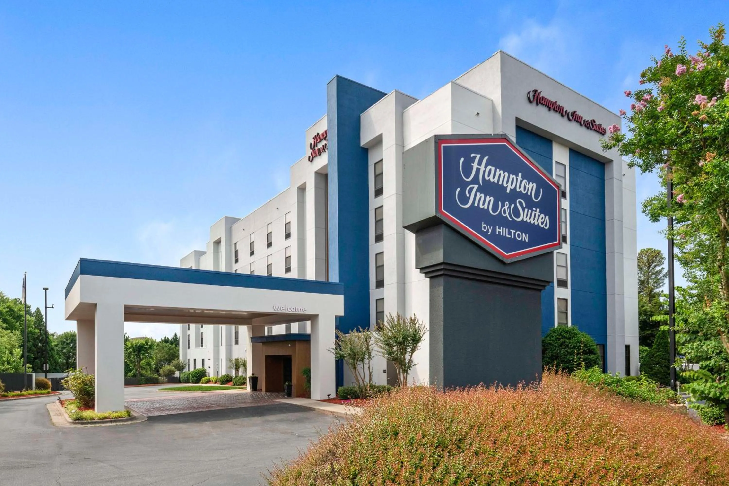 Property building in Hampton Inn & Suites Burlington