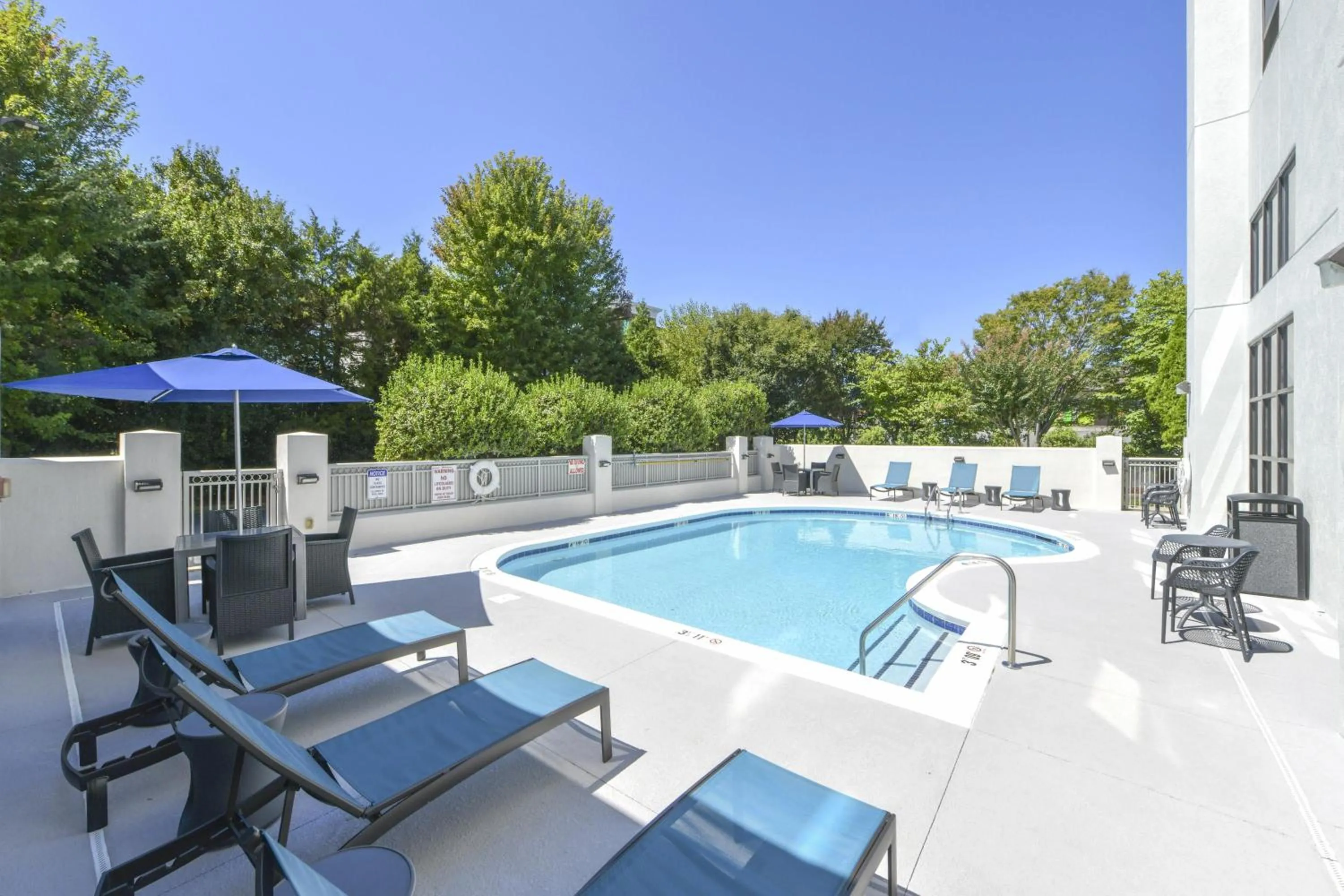 Pool view in Hampton Inn & Suites Burlington