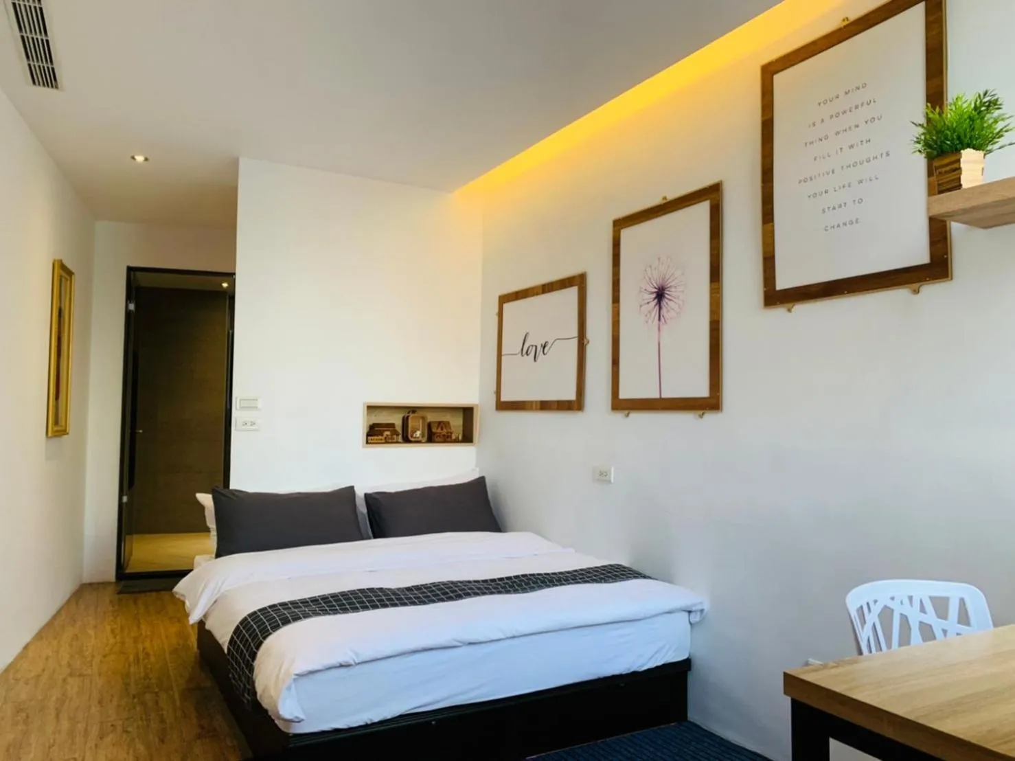 Photo of the whole room, Bed in H suite Go