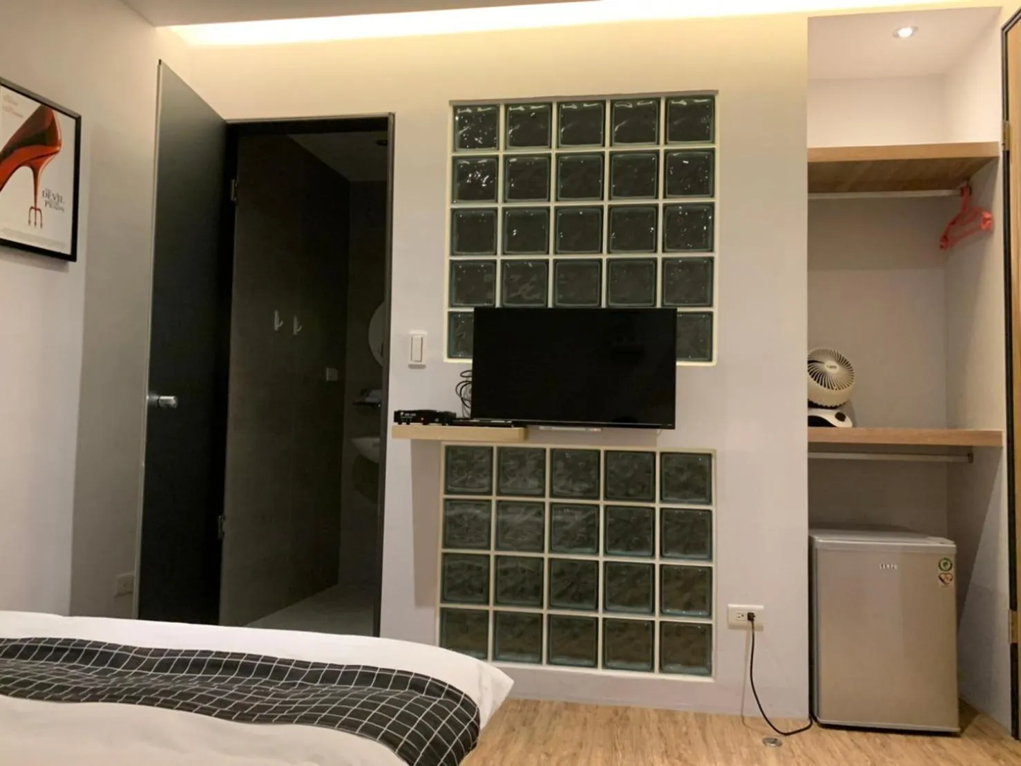 Decorative detail in H suite Go